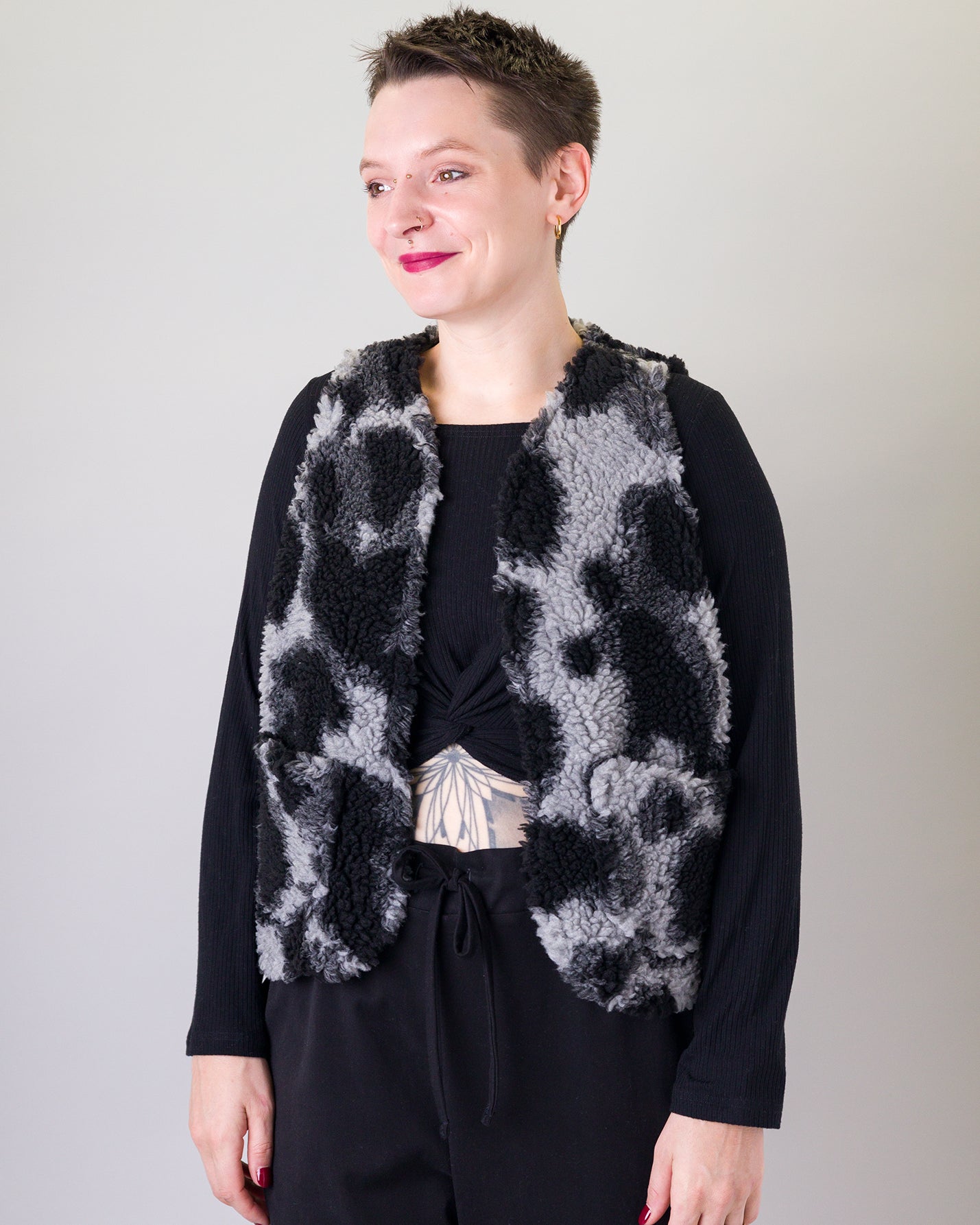 Melly trägt auf dem Foto Größe S/M, Muster Plüsch