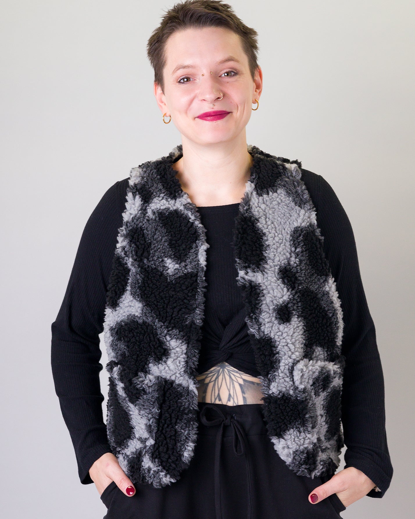 Melly trägt auf dem Foto 'Waltraut' Größe S/M, Plüsch 'Dark Leobert'