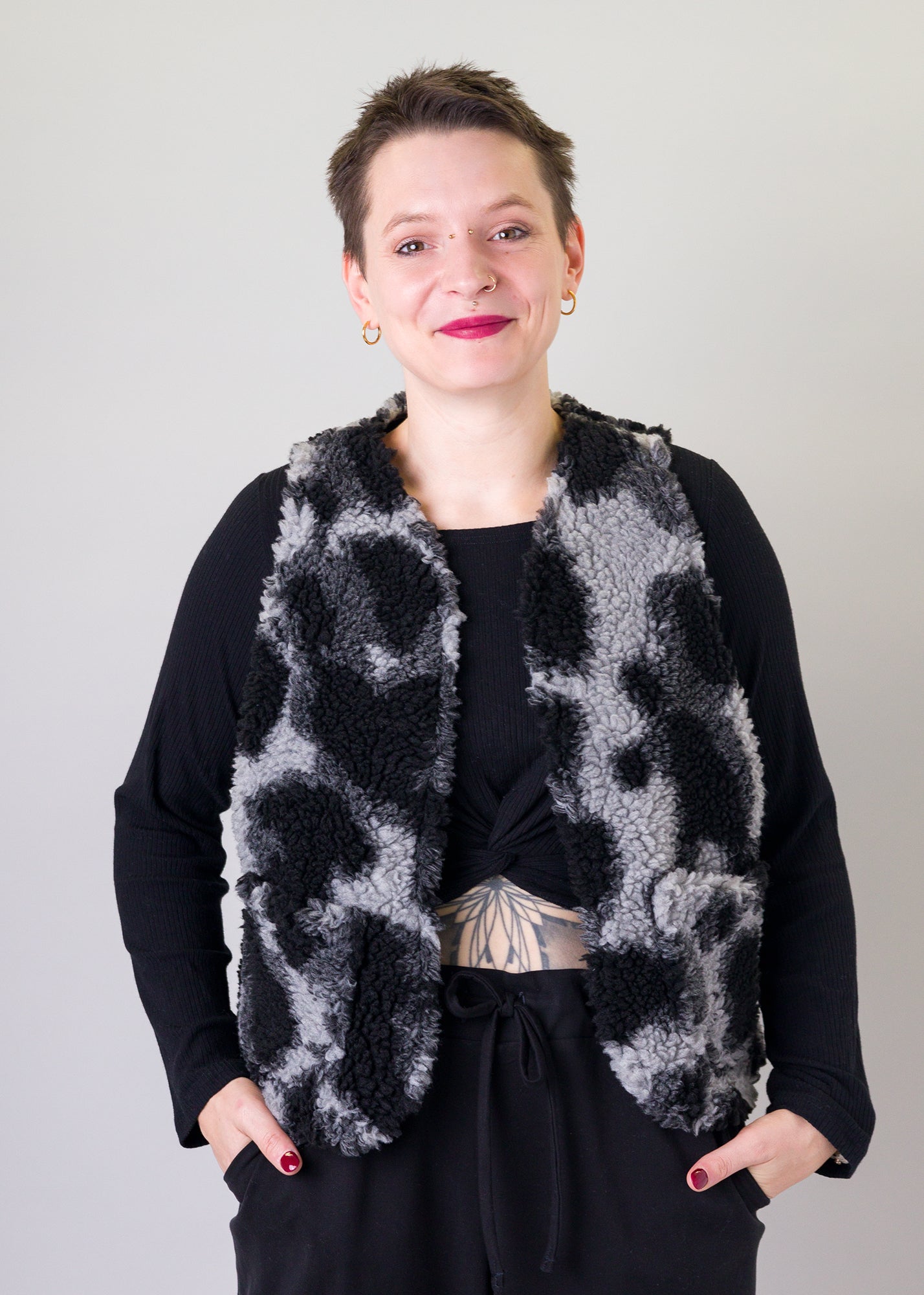 Melly trägt auf dem Foto 'Waltraut' Größe S/M, Plüsch 'Dark Leobert'