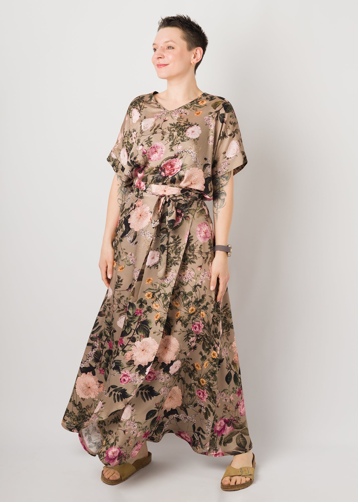 Melly trägt auf dem Foto 'Wanda' Größe S +25 cm, EcoVeroSatin und 'Ophelia' Größe S, EcoVeroSatin