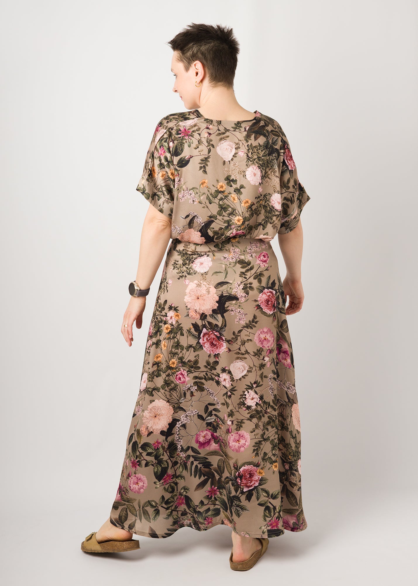 Melly trägt auf dem Foto 'Wanda' Größe S +25 cm, EcoVeroSatin und 'Ophelia' Größe S, EcoVeroSatin