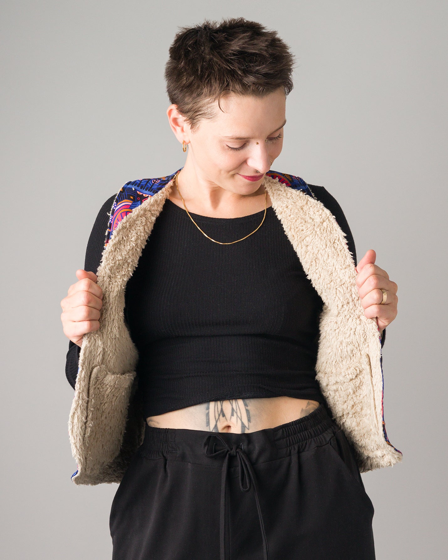 Melly trägt auf dem Foto Größe S/M, Plüsch/Muster