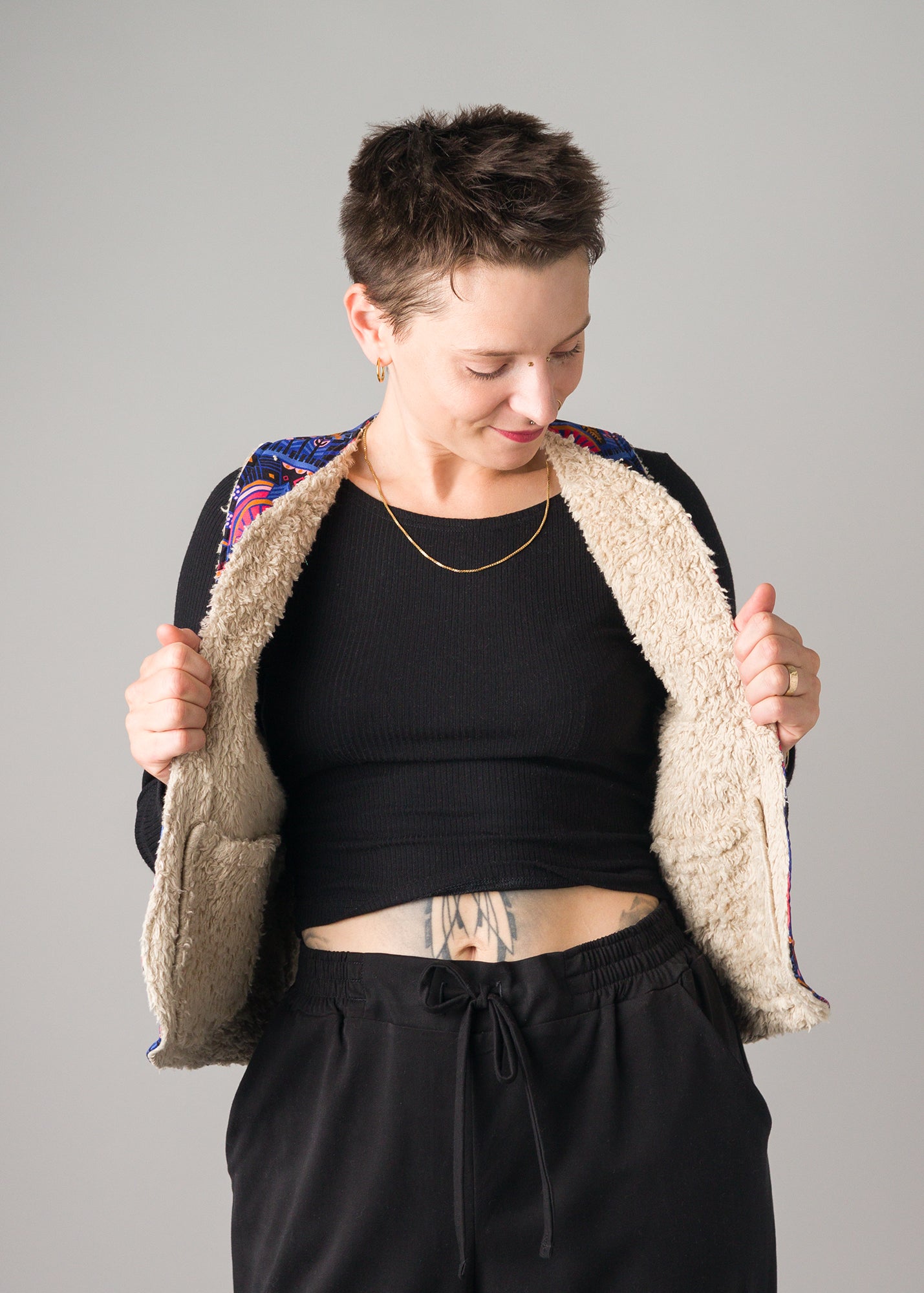 Melly trägt auf dem Foto 'Waltraut' Größe S/M, Plüsch natur/Muster nicht elastisch 'Fabelland'