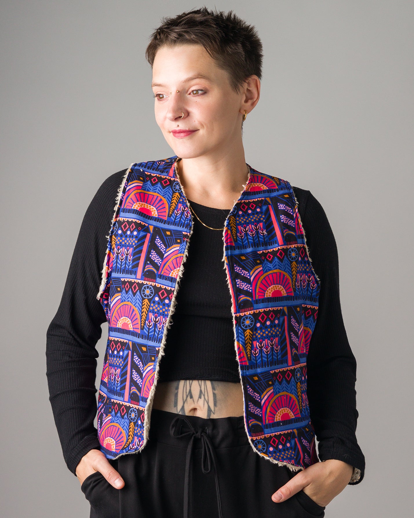 Melly trägt auf dem Foto Größe S/M, Plüsch/Muster