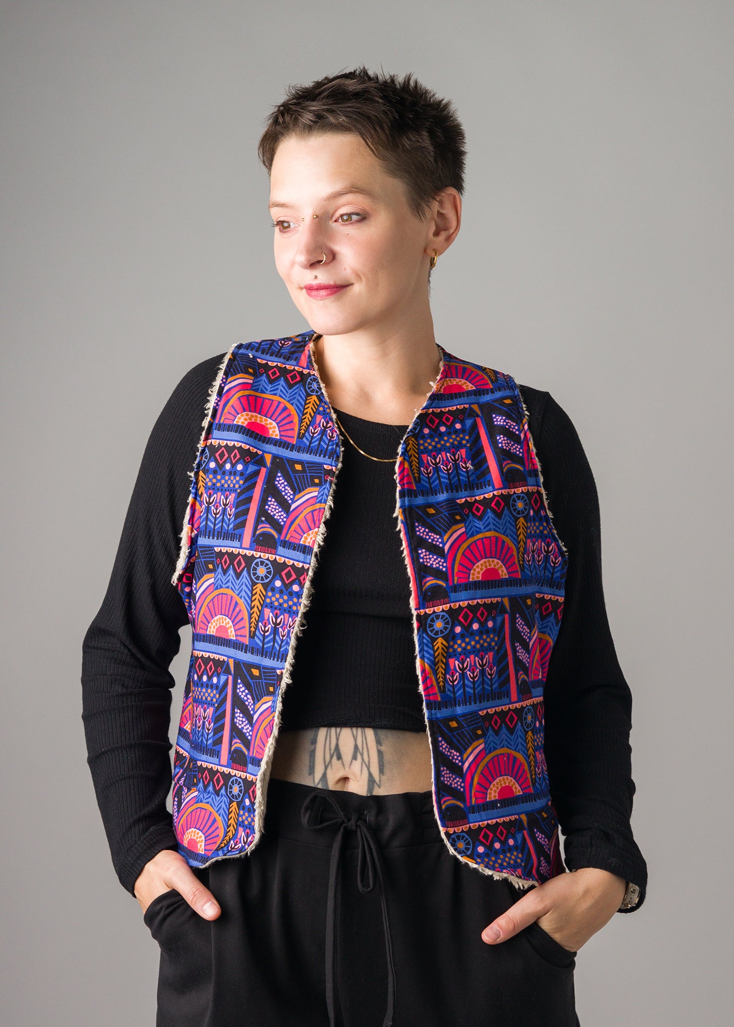 Melly trägt auf dem Foto Größe S/M, Plüsch/Muster