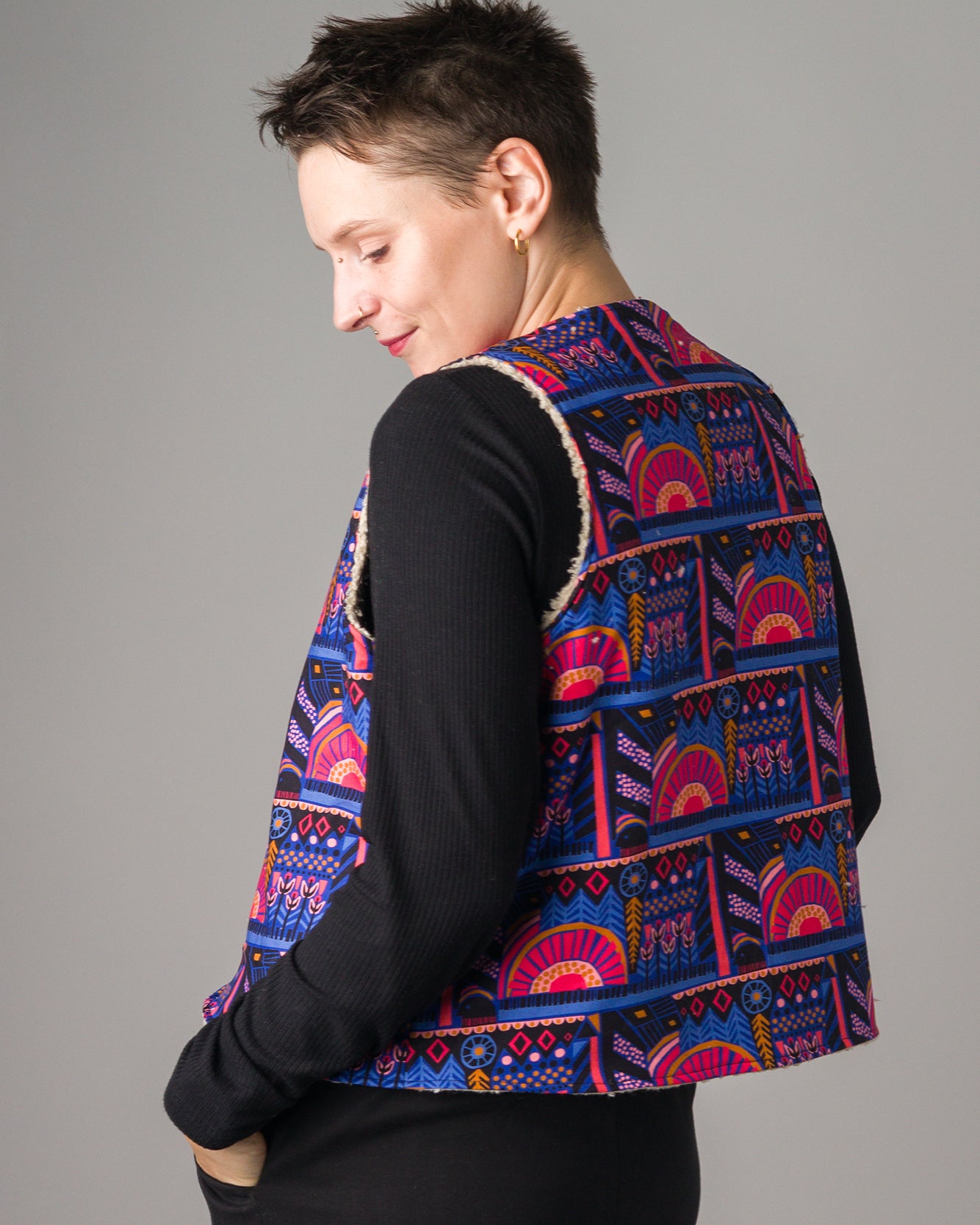 Melly trägt auf dem Foto Größe S/M, Plüsch/Muster