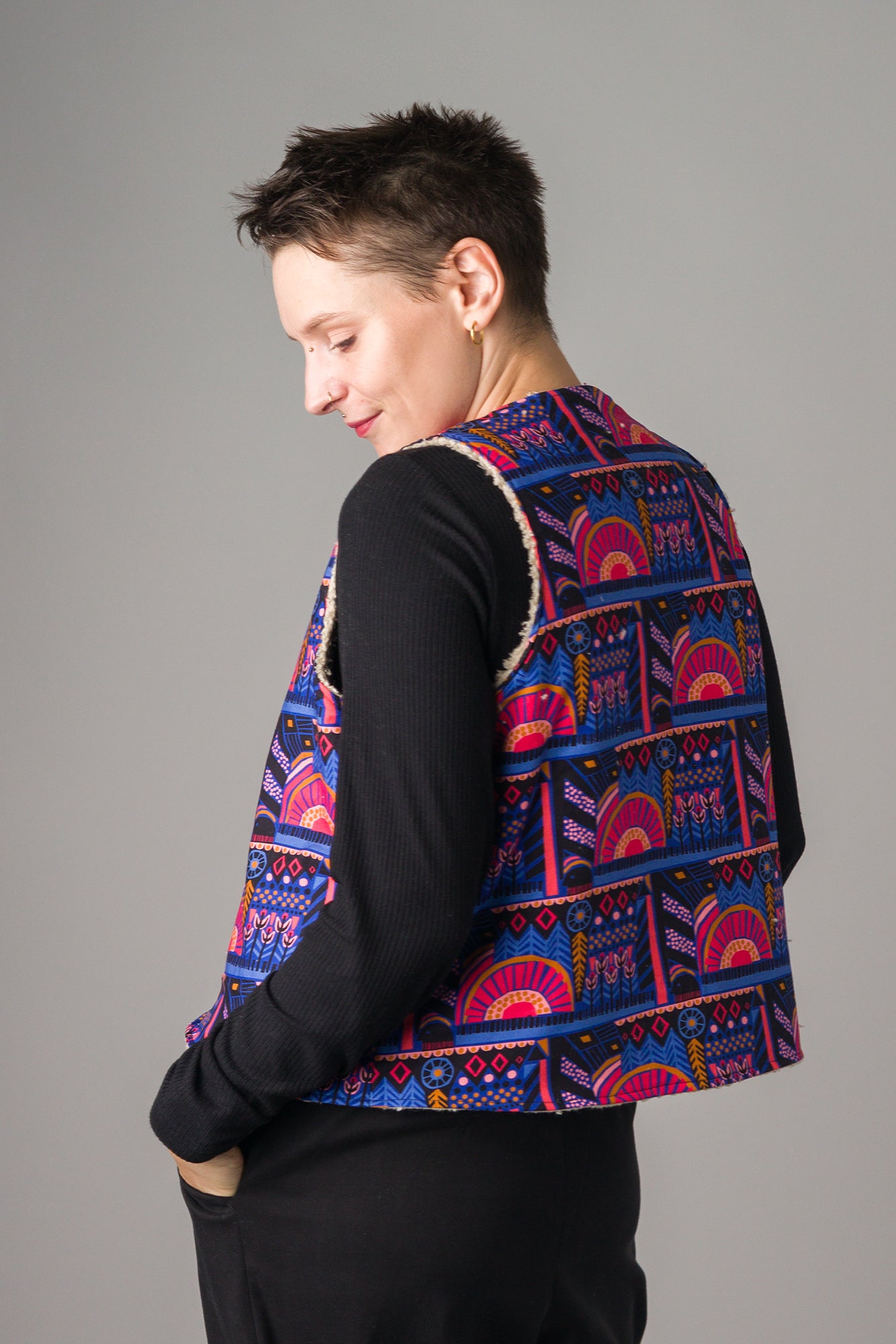 Melly trägt auf dem Foto 'Waltraut' Größe S/M, Plüsch natur/Muster nicht elastisch 'Fabelland'