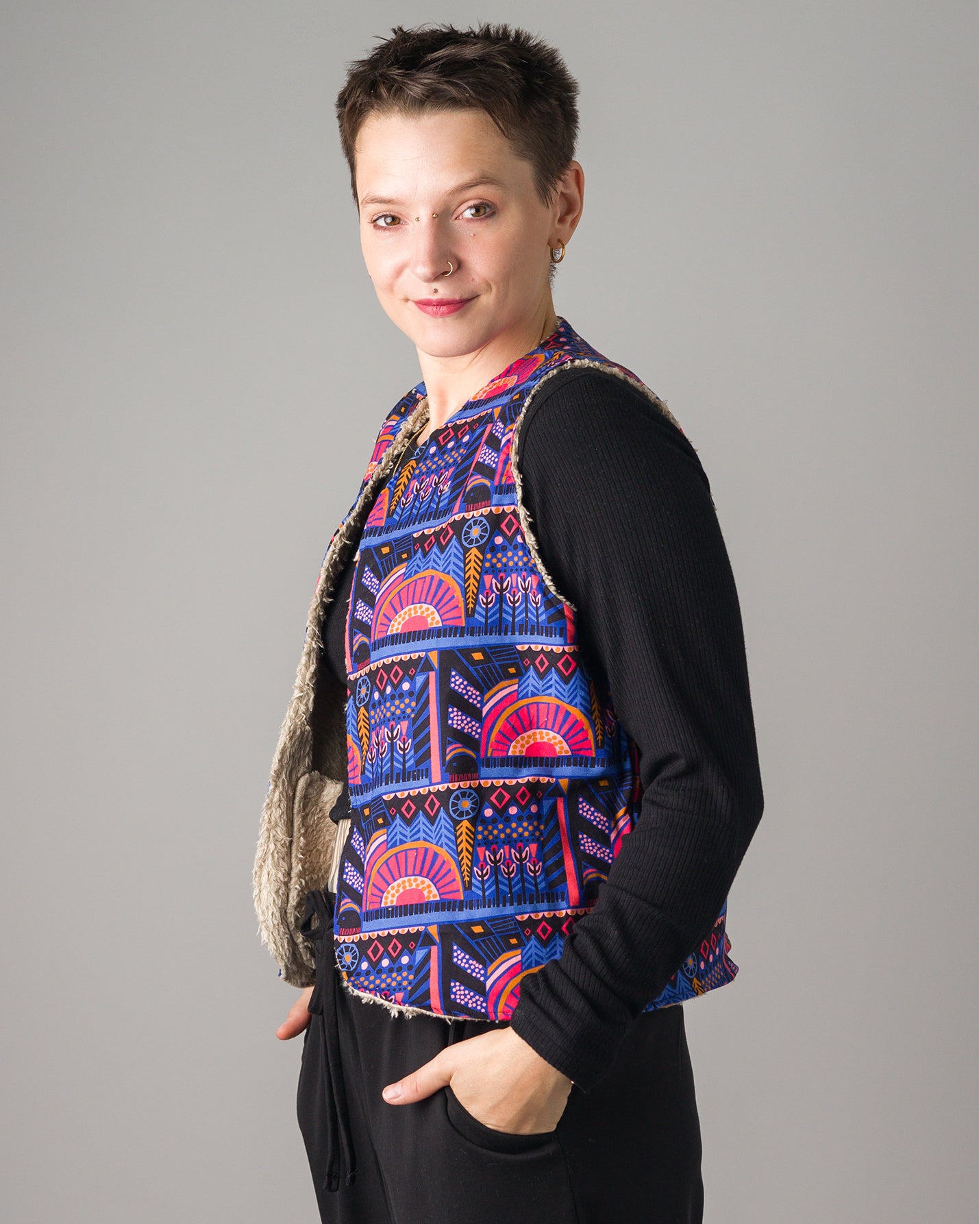 Melly trägt auf dem Foto Größe S/M, Plüsch/Muster