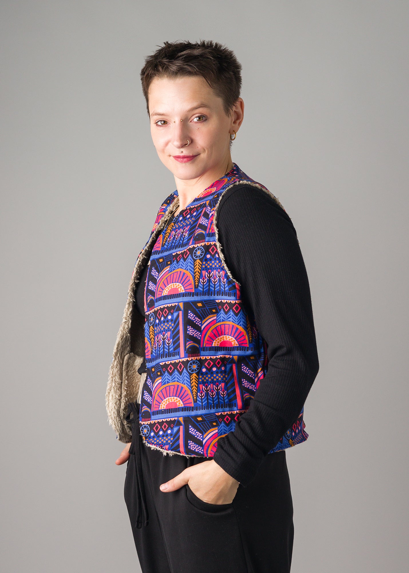 Melly trägt auf dem Foto 'Waltraut' Größe S/M, Plüsch natur/Muster nicht elastisch 'Fabelland'