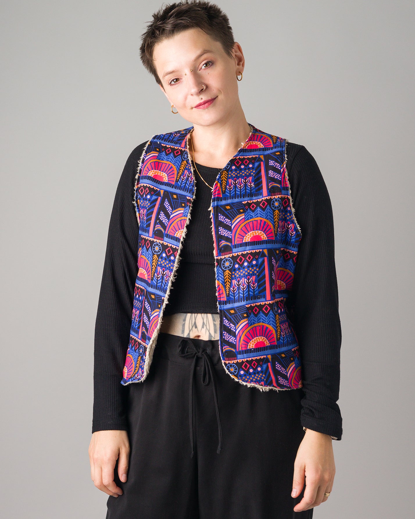 Melly trägt auf dem Foto Größe S/M, Plüsch/Muster