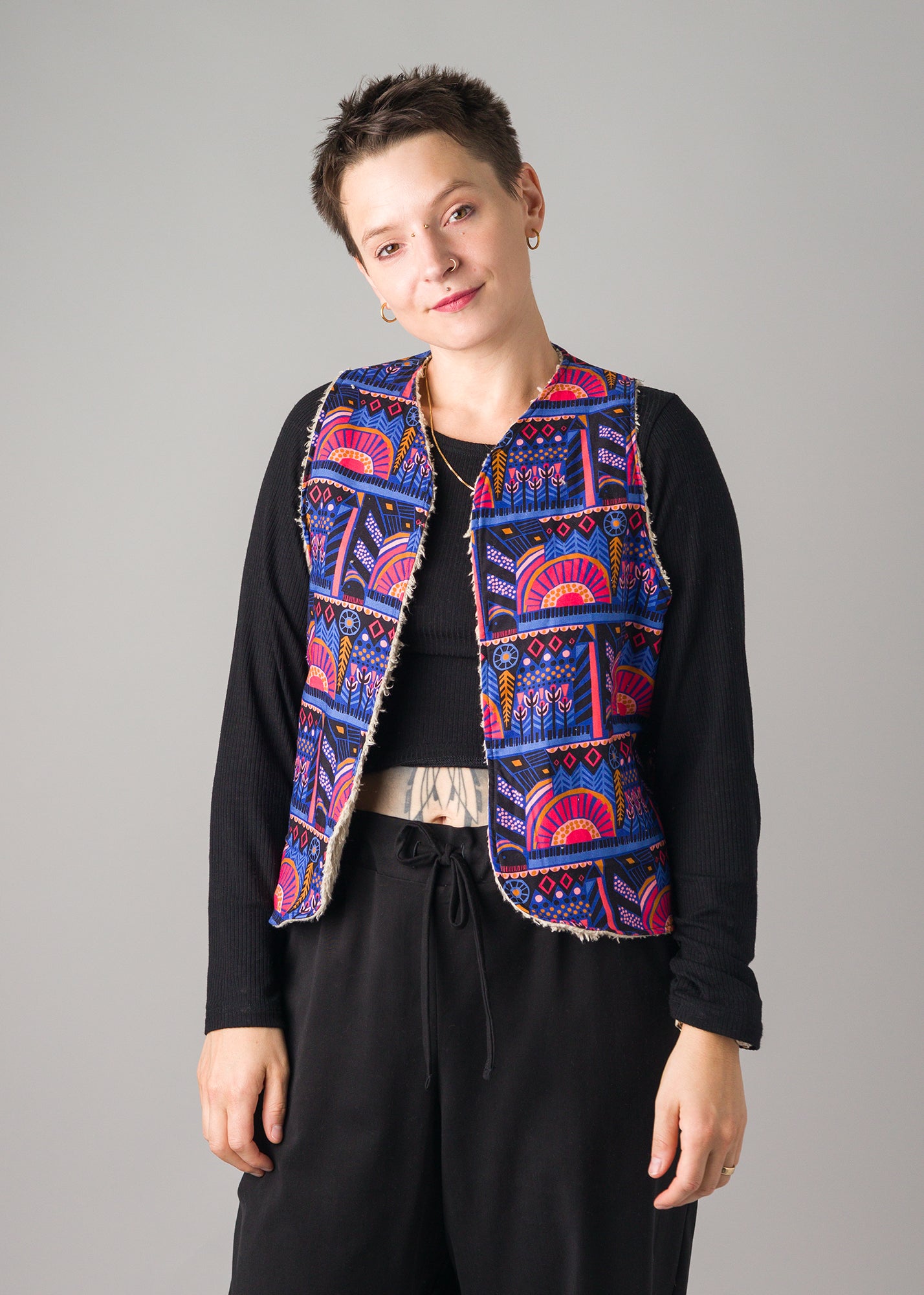 Melly trägt auf dem Foto Größe S/M, Plüsch/Muster