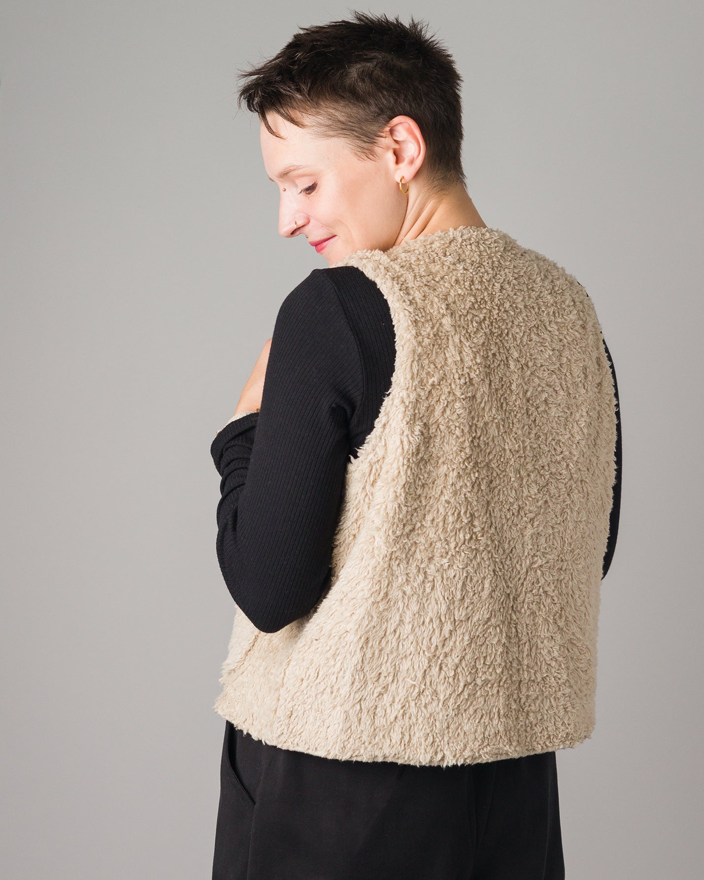 Melly trägt auf dem Foto Größe S/M, Plüsch/Muster