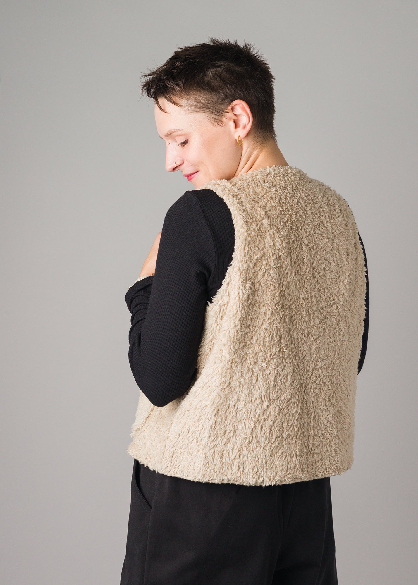 Melly trägt auf dem Foto Größe S/M, Plüsch/Muster