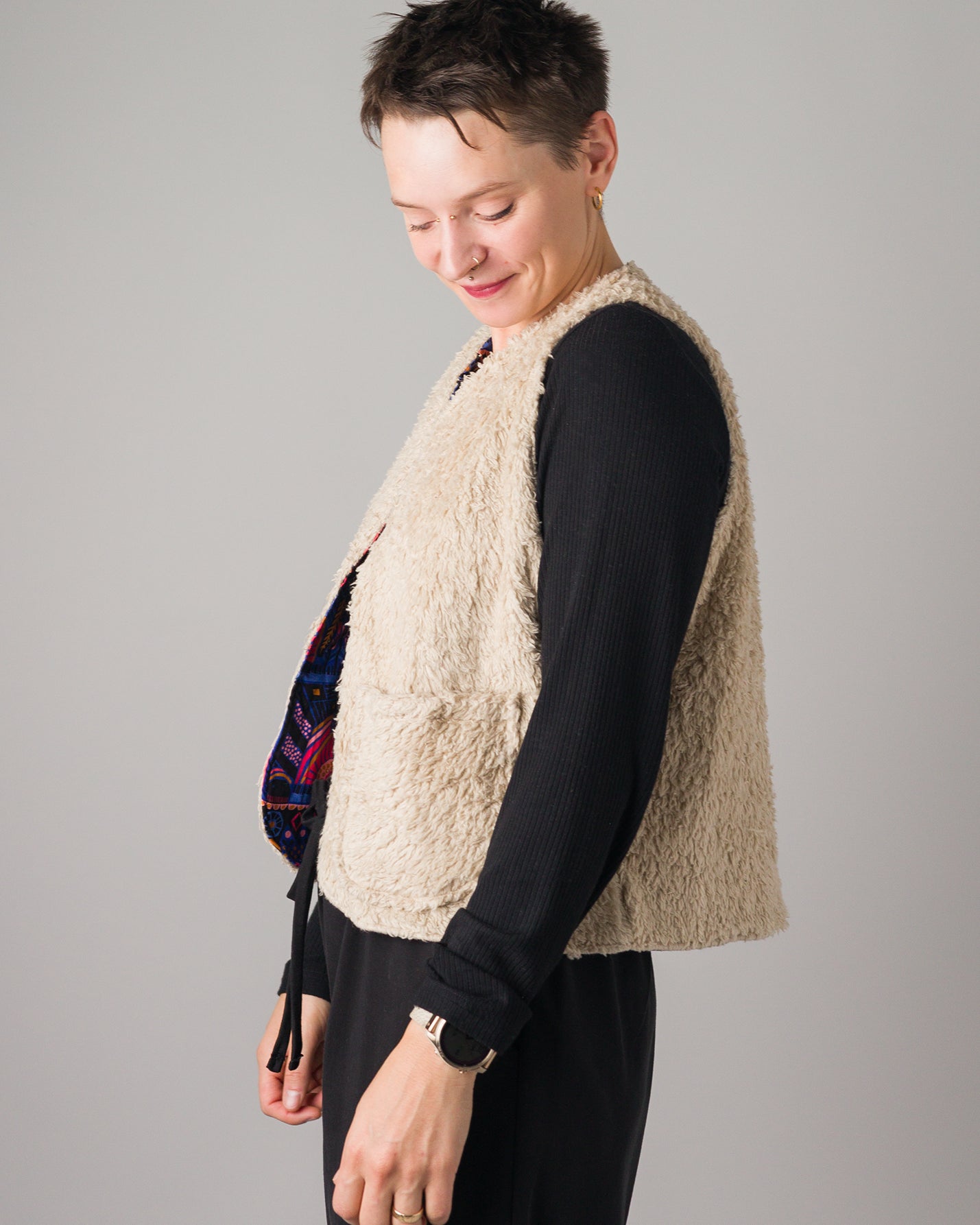 Melly trägt auf dem Foto Größe S/M, Plüsch/Muster