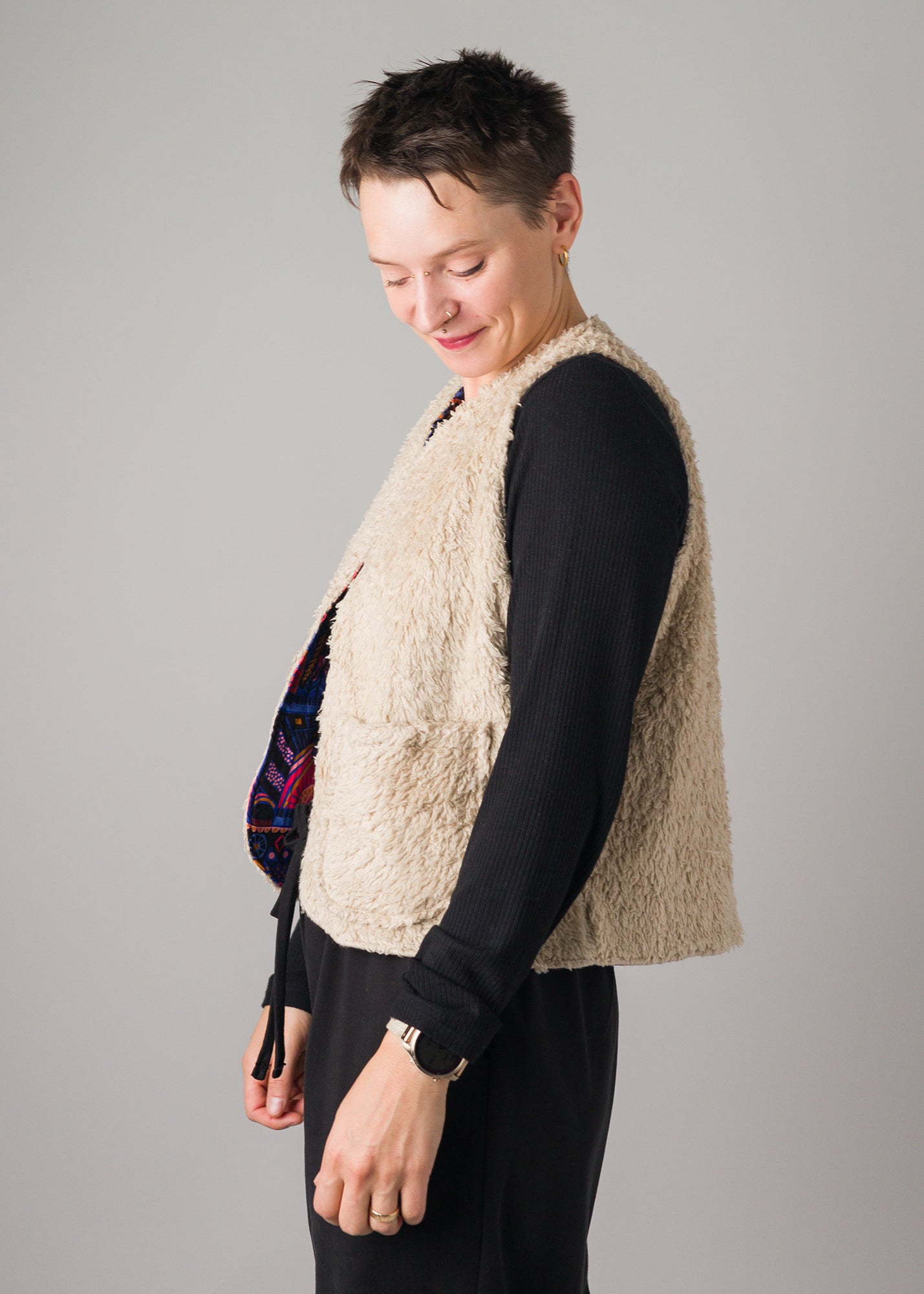 Melly trägt auf dem Foto Größe S/M, Plüsch/Muster