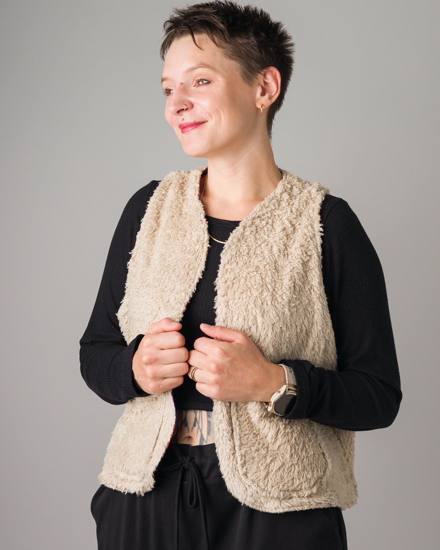 Melly trägt auf dem Foto Größe S/M, Plüsch/Muster