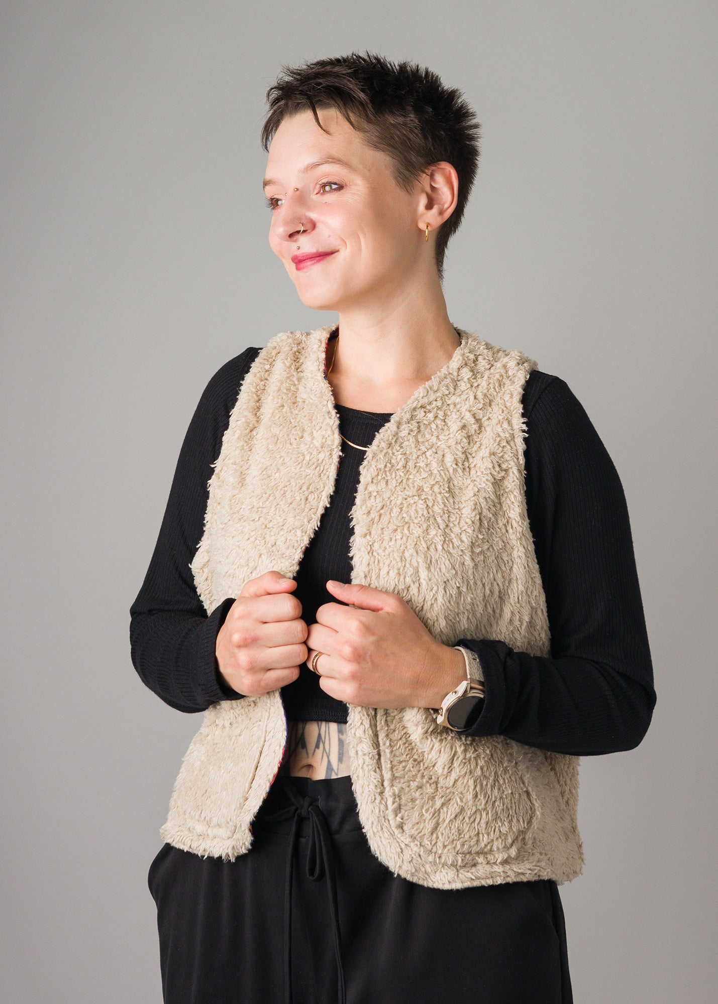 Melly trägt auf dem Foto Größe S/M, Plüsch/Muster