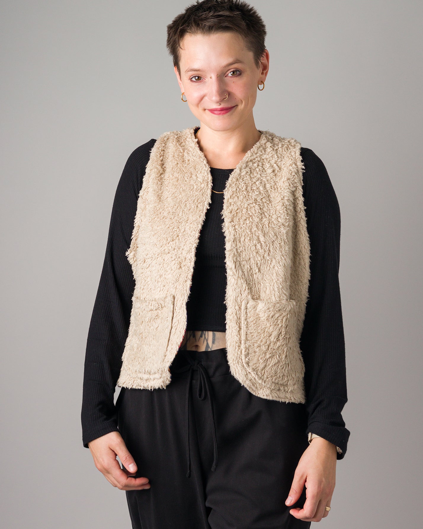 Melly trägt auf dem Foto Größe S/M, Plüsch/Muster