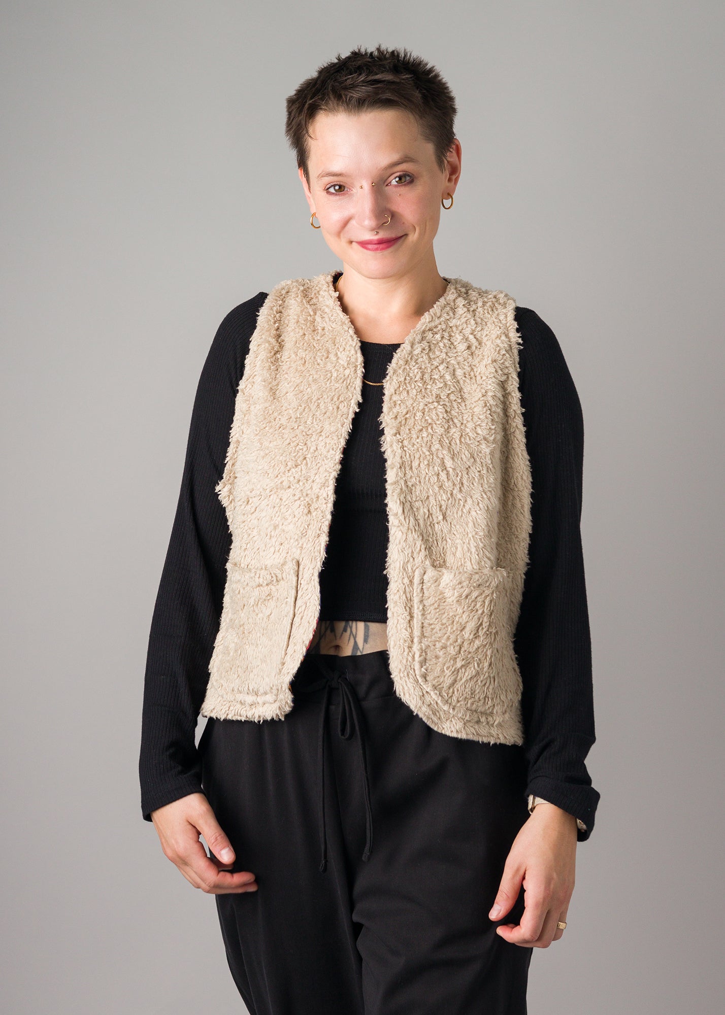 Melly trägt auf dem Foto 'Waltraut' Größe S/M, Plüsch natur/Muster nicht elastisch 'Fabelland'