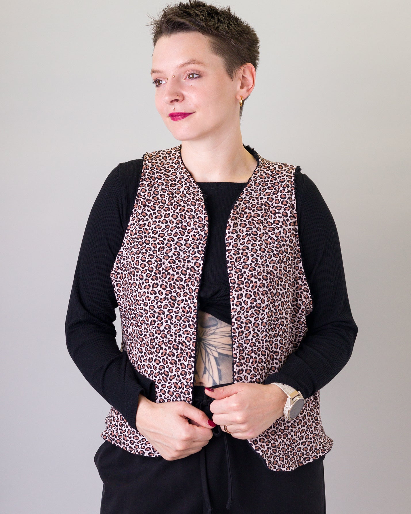 Melly trägt auf dem Foto Größe S/M, Plüsch/Muster