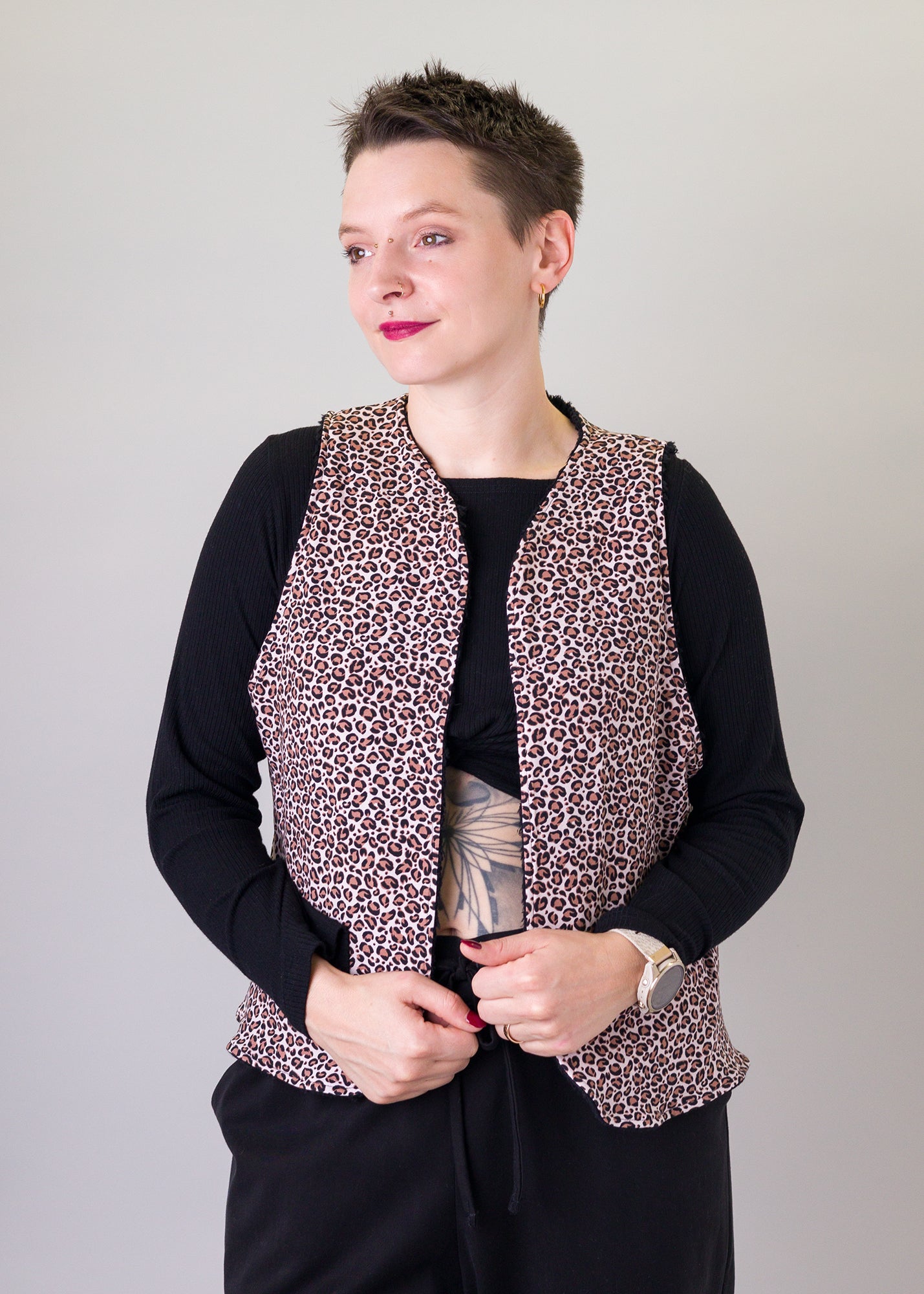 Melly trägt auf dem Foto Größe S/M, Plüsch/Muster