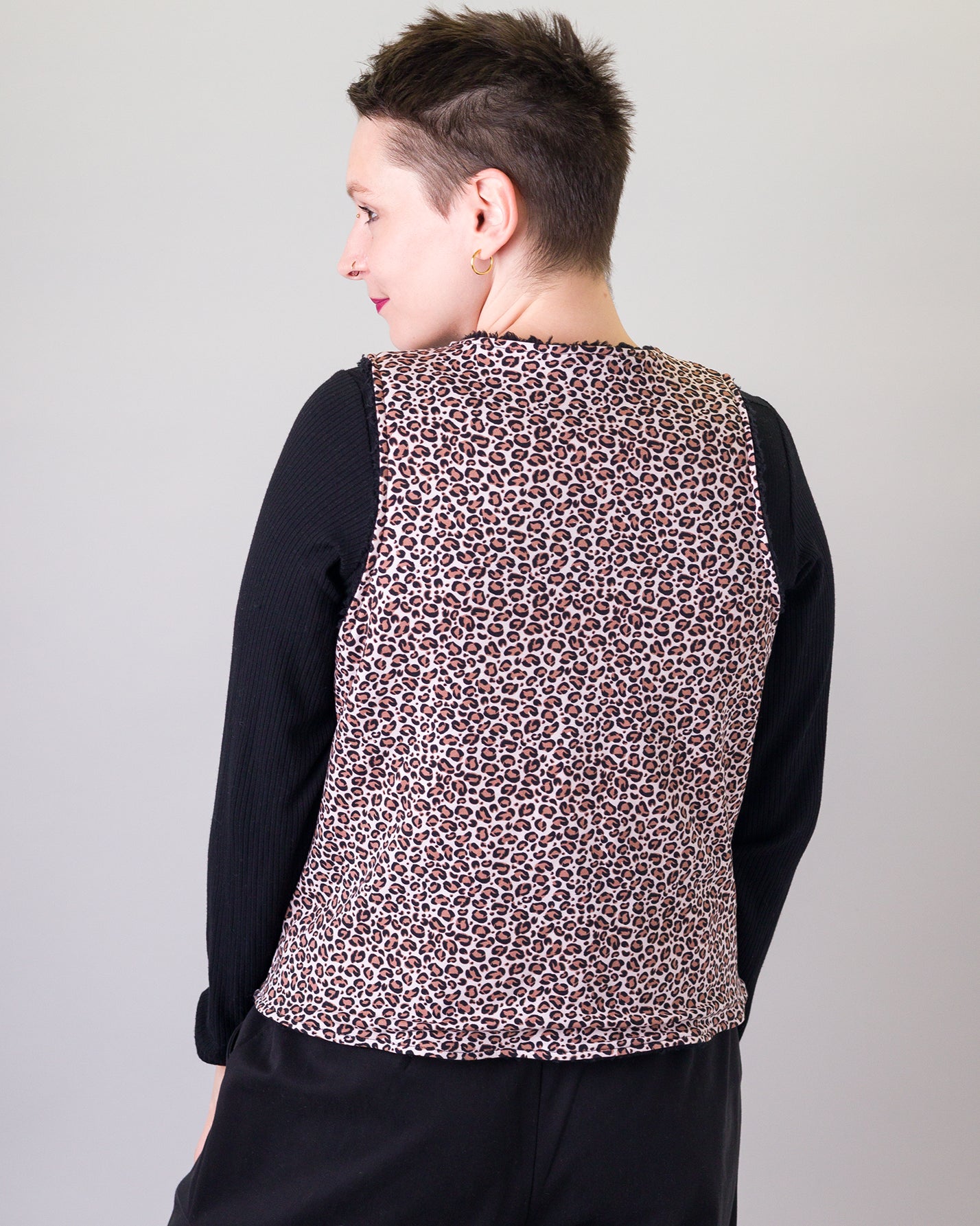 Melly trägt auf dem Foto Größe S/M, Plüsch/Muster