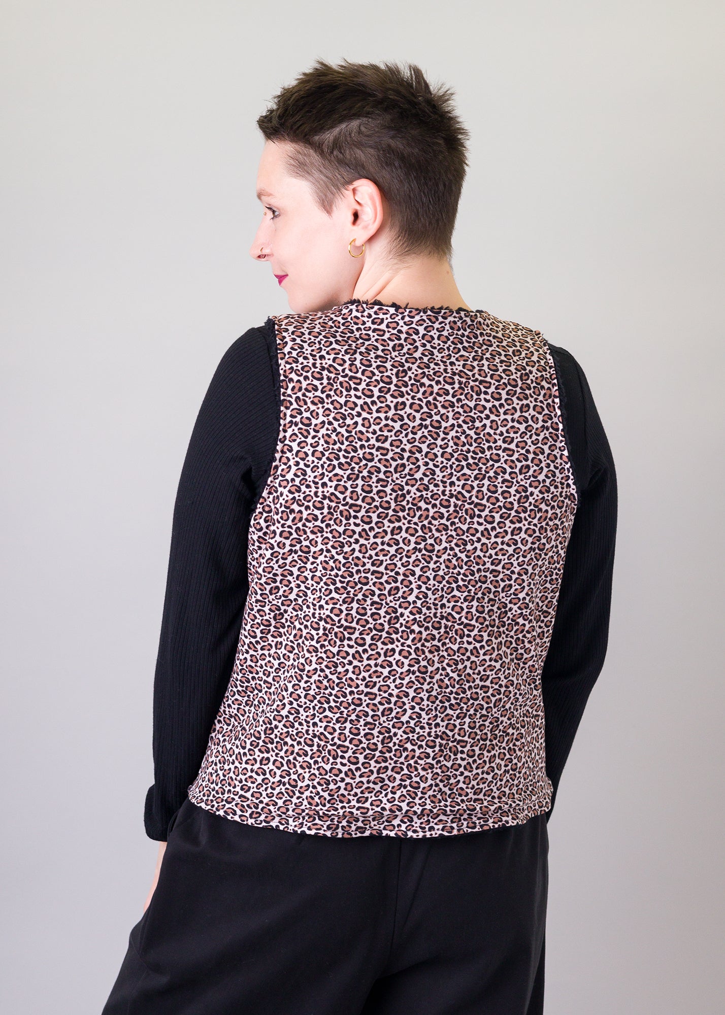 Melly trägt auf dem Foto 'Waltraut' Größe S/M, Plüsch schwarz/Muster elastisch 'Leobertchen'