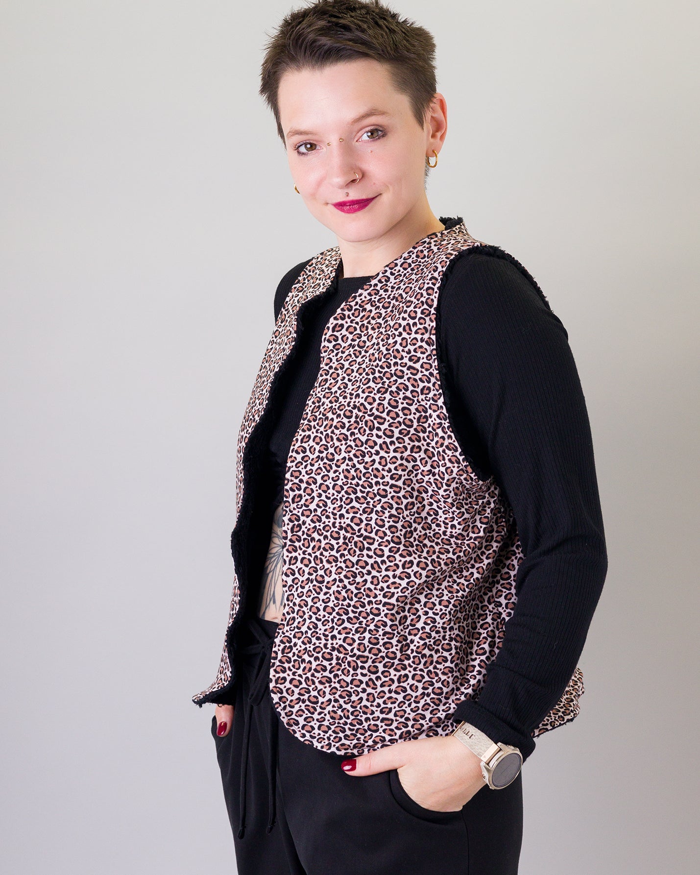 Melly trägt auf dem Foto Größe S/M, Plüsch/Muster