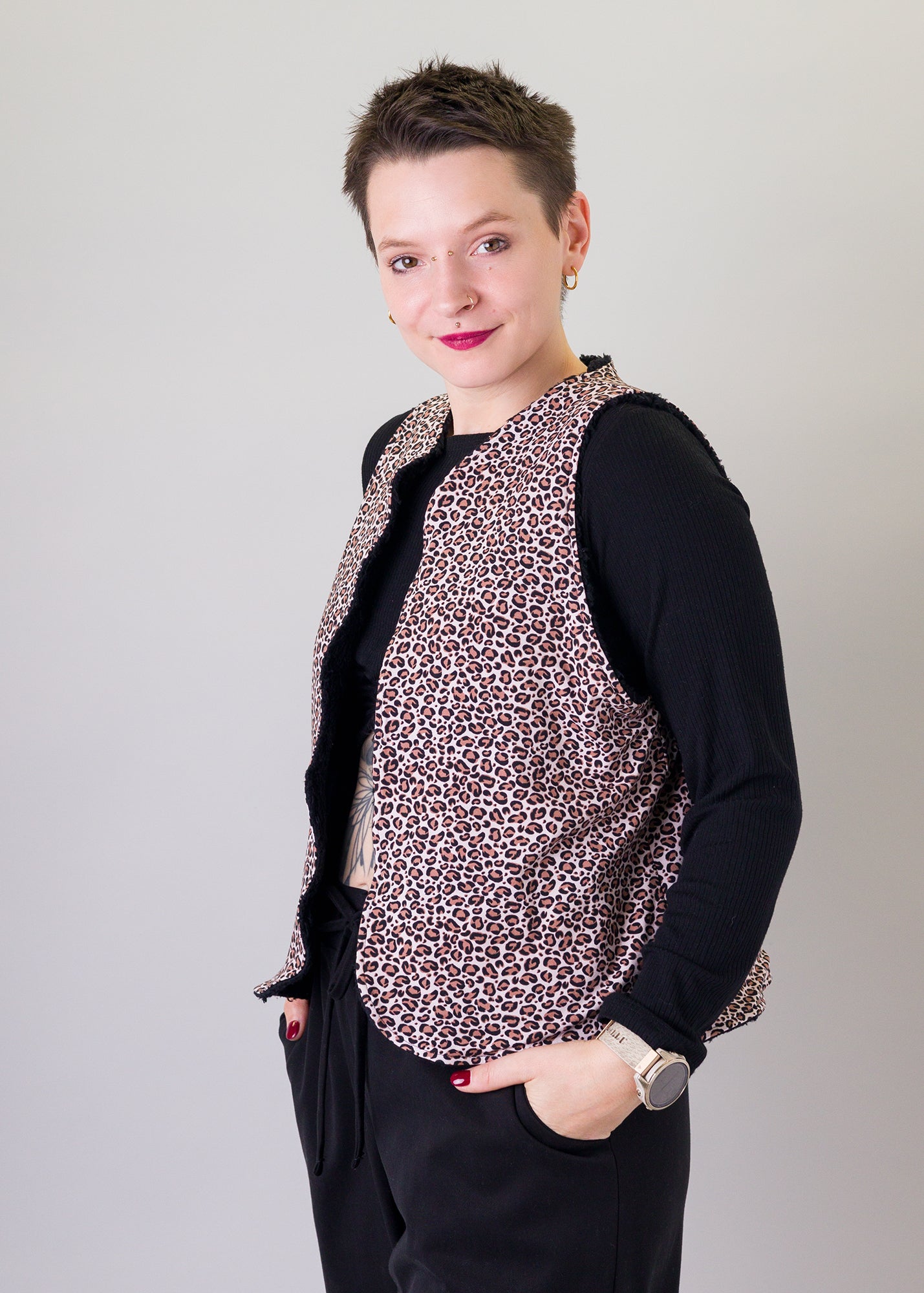 Melly trägt auf dem Foto Größe S/M, Plüsch/Muster