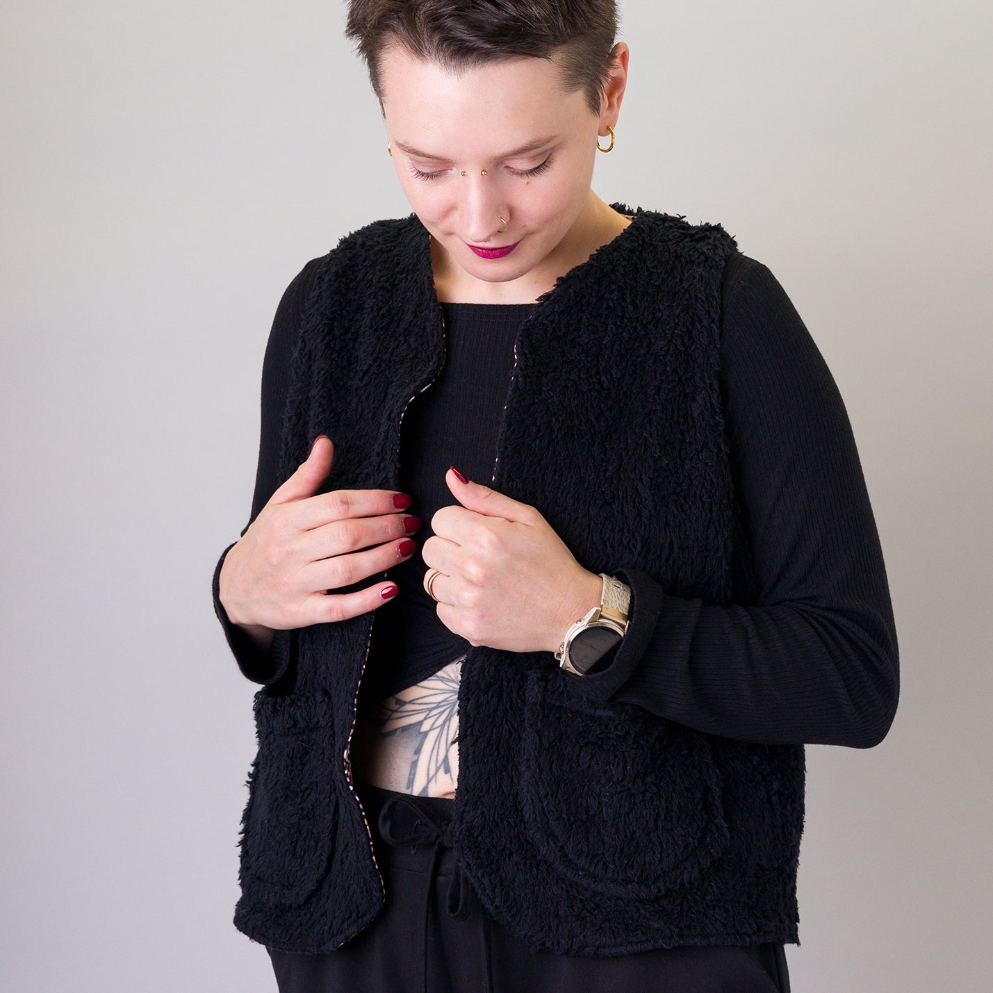 Melly trägt auf dem Foto 'Waltraut' Größe S/M, Plüsch schwarz/Muster elastisch 'Leobertchen'