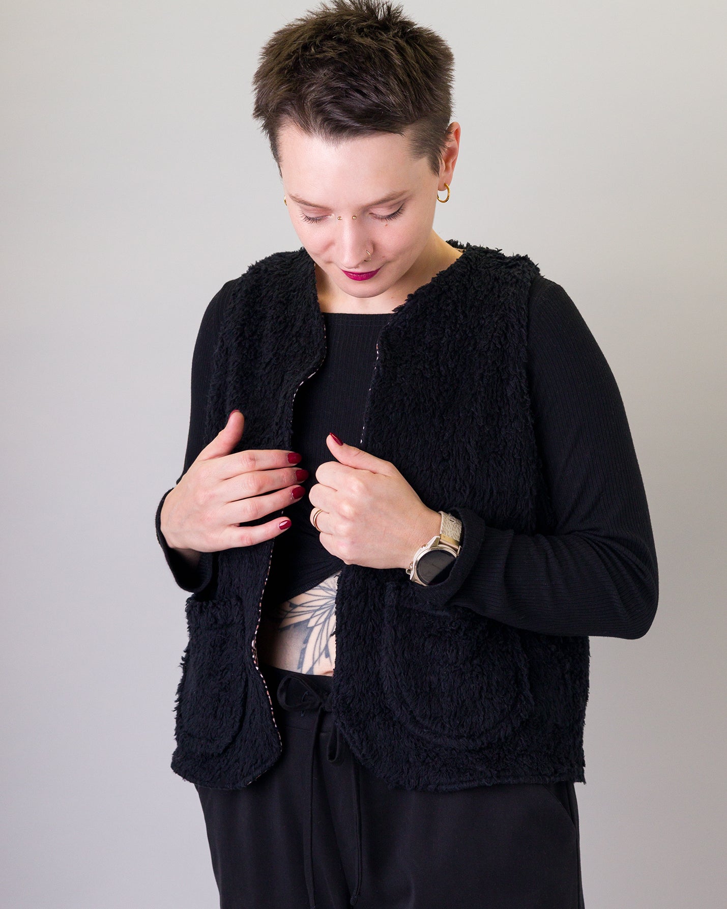 Melly trägt auf dem Foto Größe S/M, Plüsch/Muster