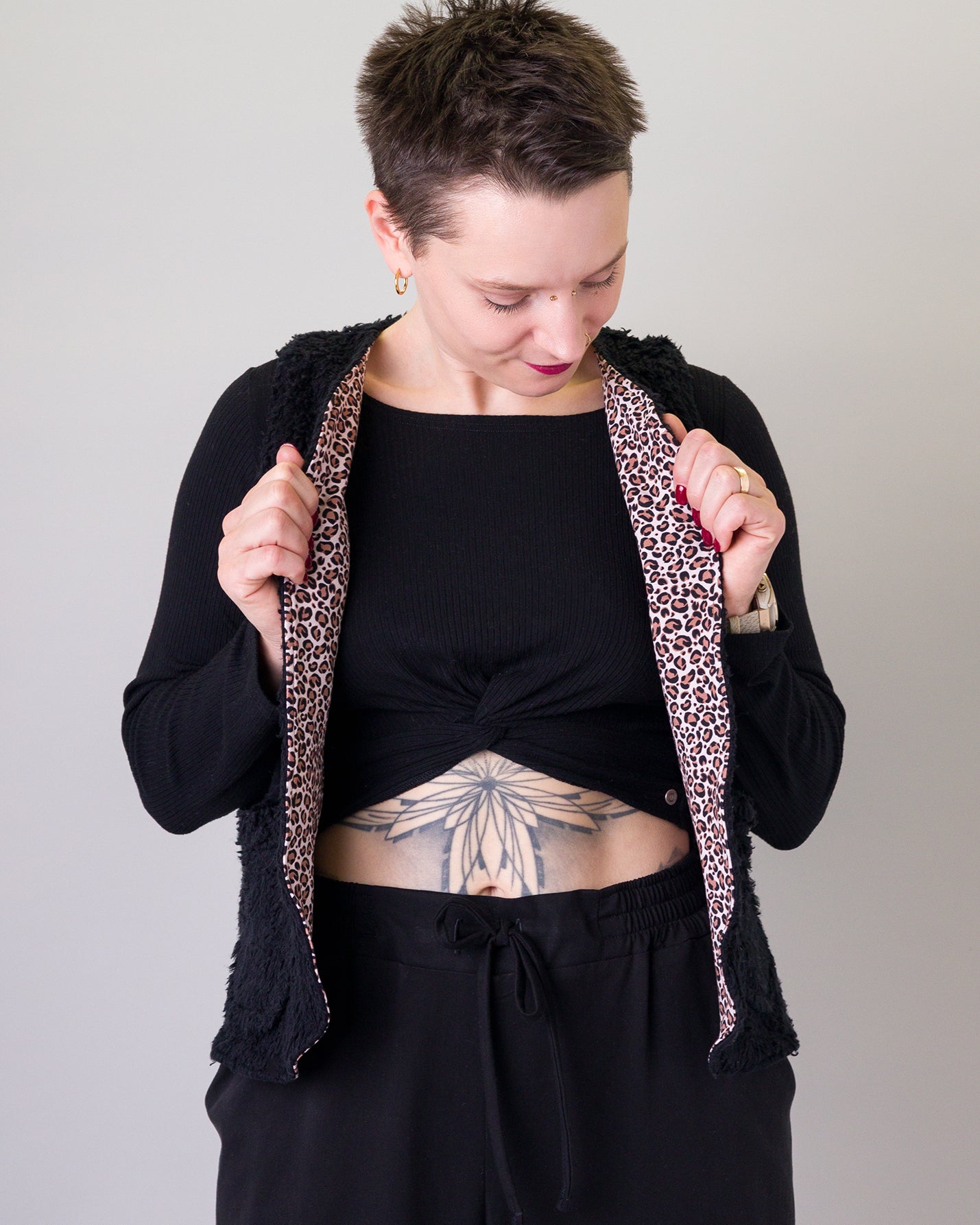 Melly trägt auf dem Foto Größe S/M, Plüsch/Muster