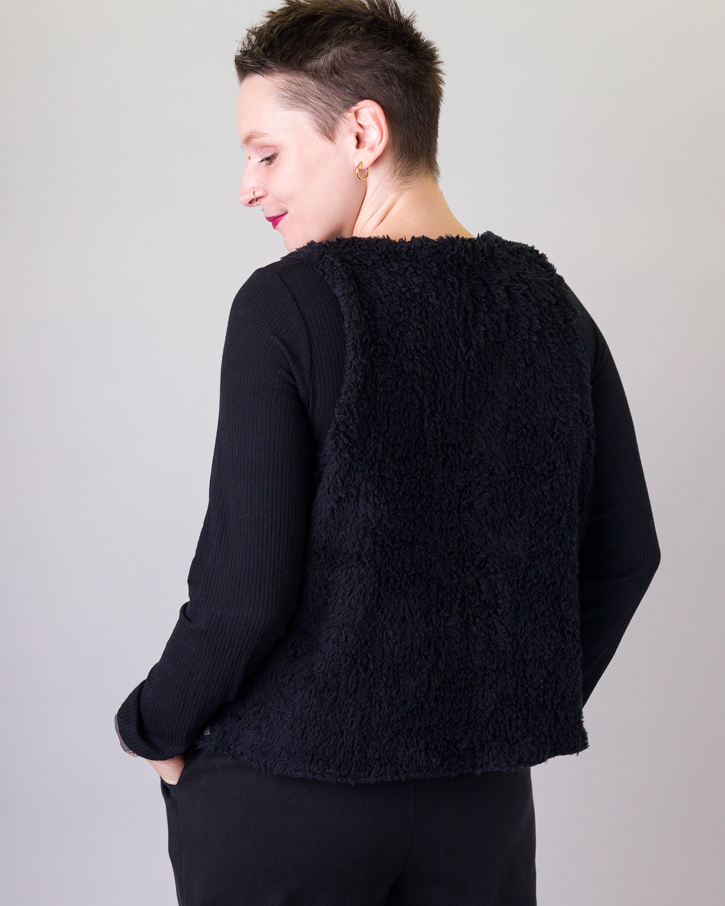 Melly trägt auf dem Foto Größe S/M, Plüsch/Muster