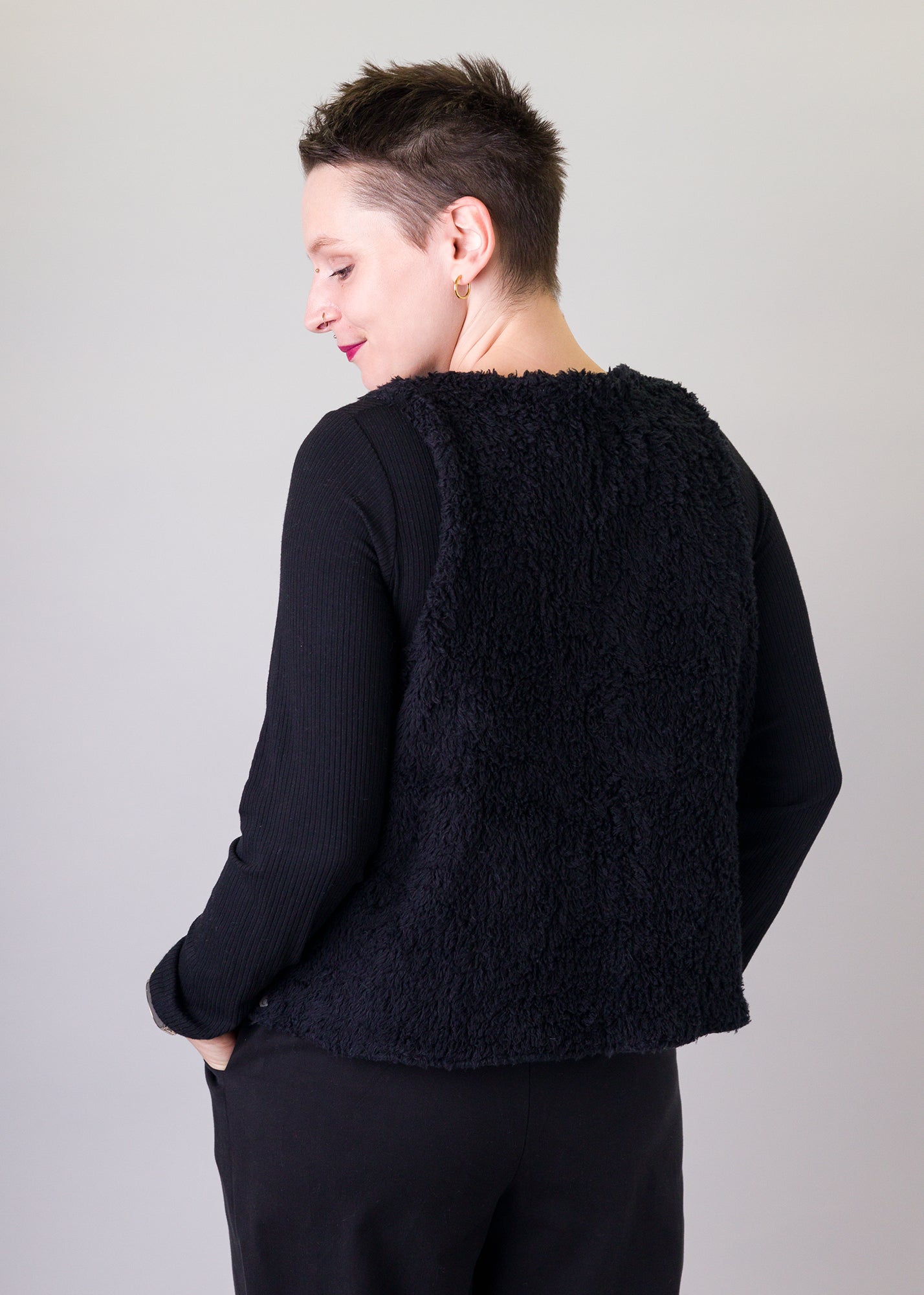 Melly trägt auf dem Foto 'Waltraut' Größe S/M, Plüsch schwarz/Muster elastisch 'Leobertchen'