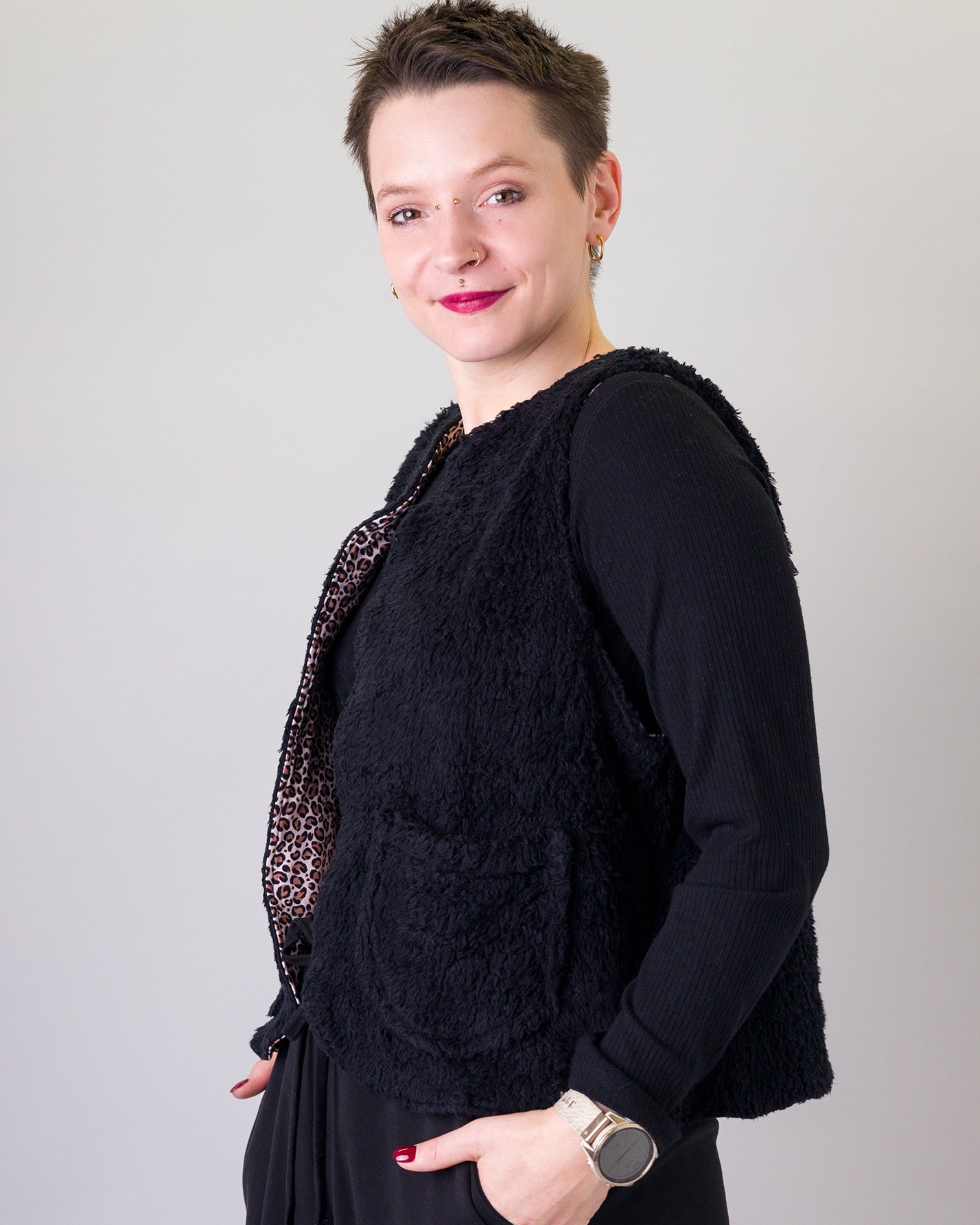 Melly trägt auf dem Foto Größe S/M, Plüsch/Muster