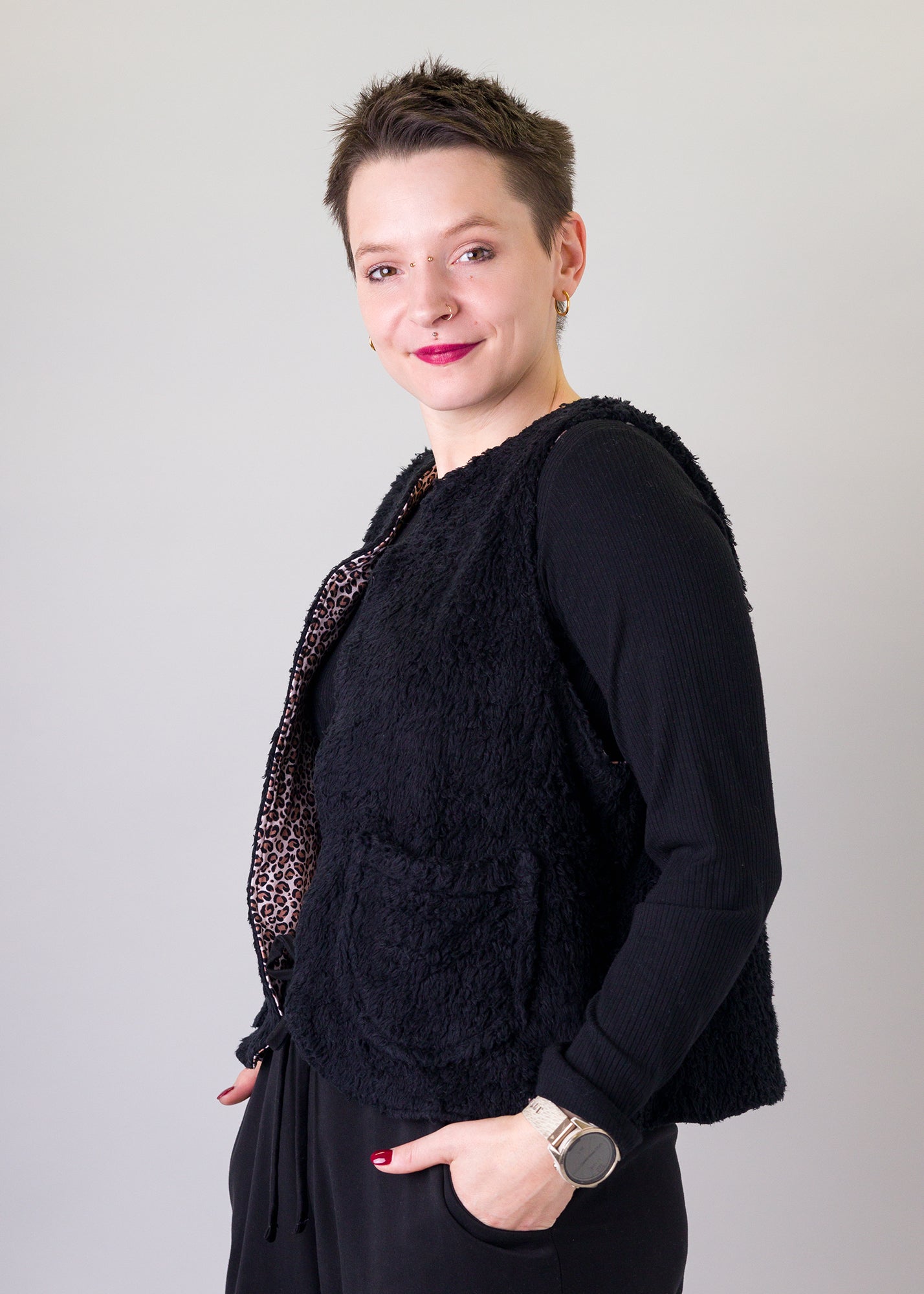 Melly trägt auf dem Foto Größe S/M, Plüsch/Muster