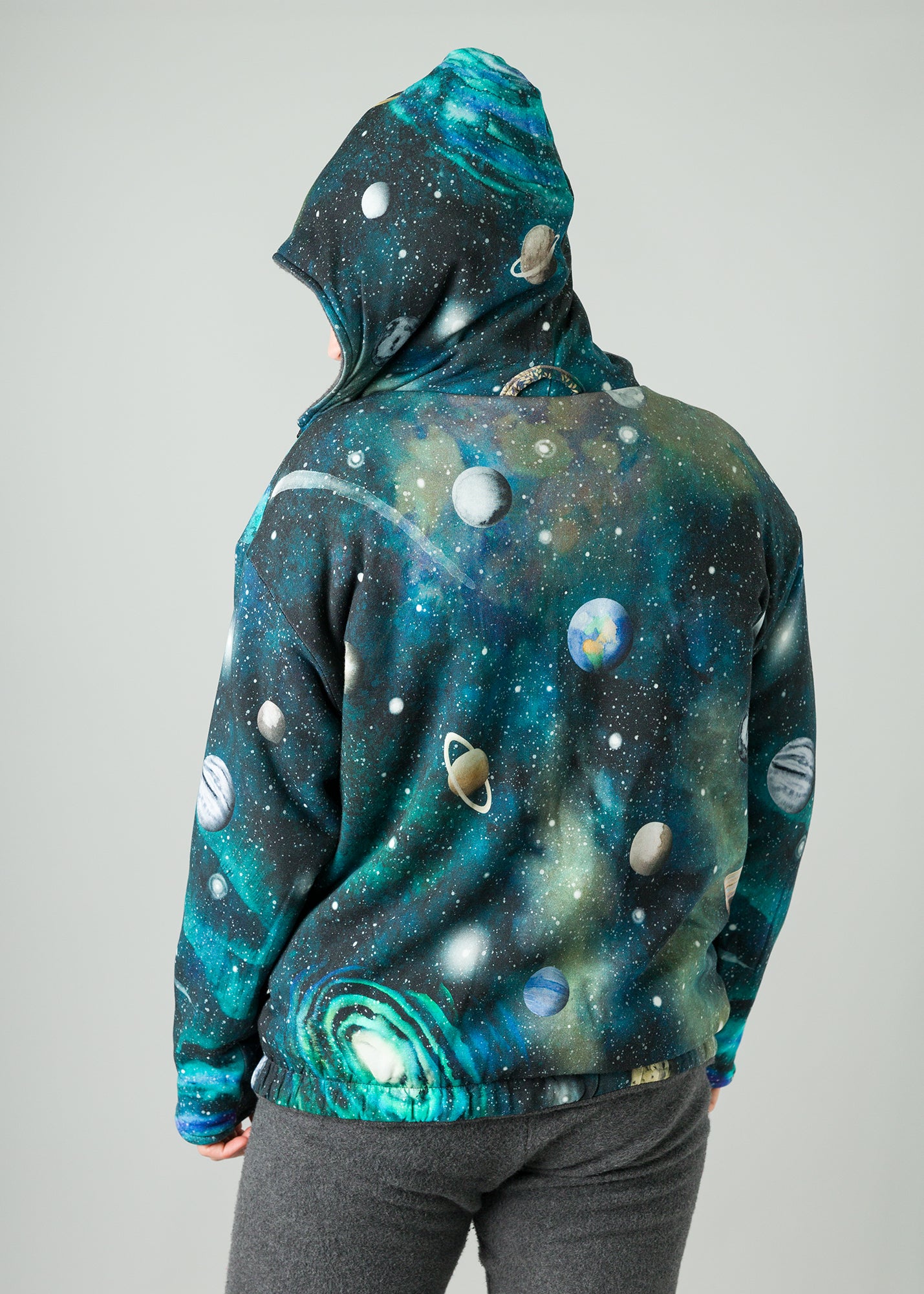 Melly trägt auf dem Foto 'Karl' gefüttert Größe S, Fleece dunkelgrau/Muster elastisch 'Planeten'