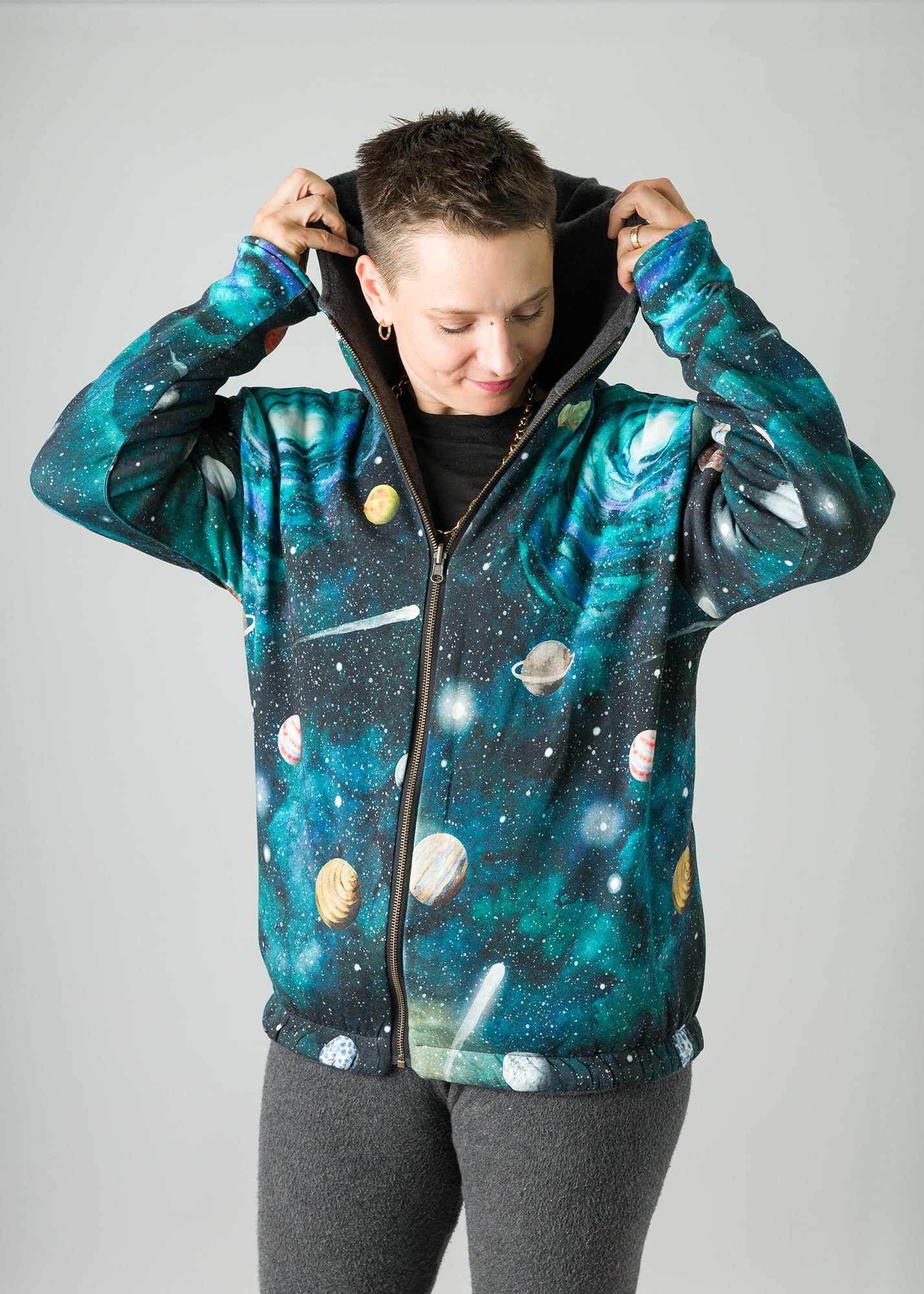 Melly trägt auf dem Foto 'Karl' gefüttert Größe S, Fleece dunkelgrau/Muster elastisch 'Planeten'