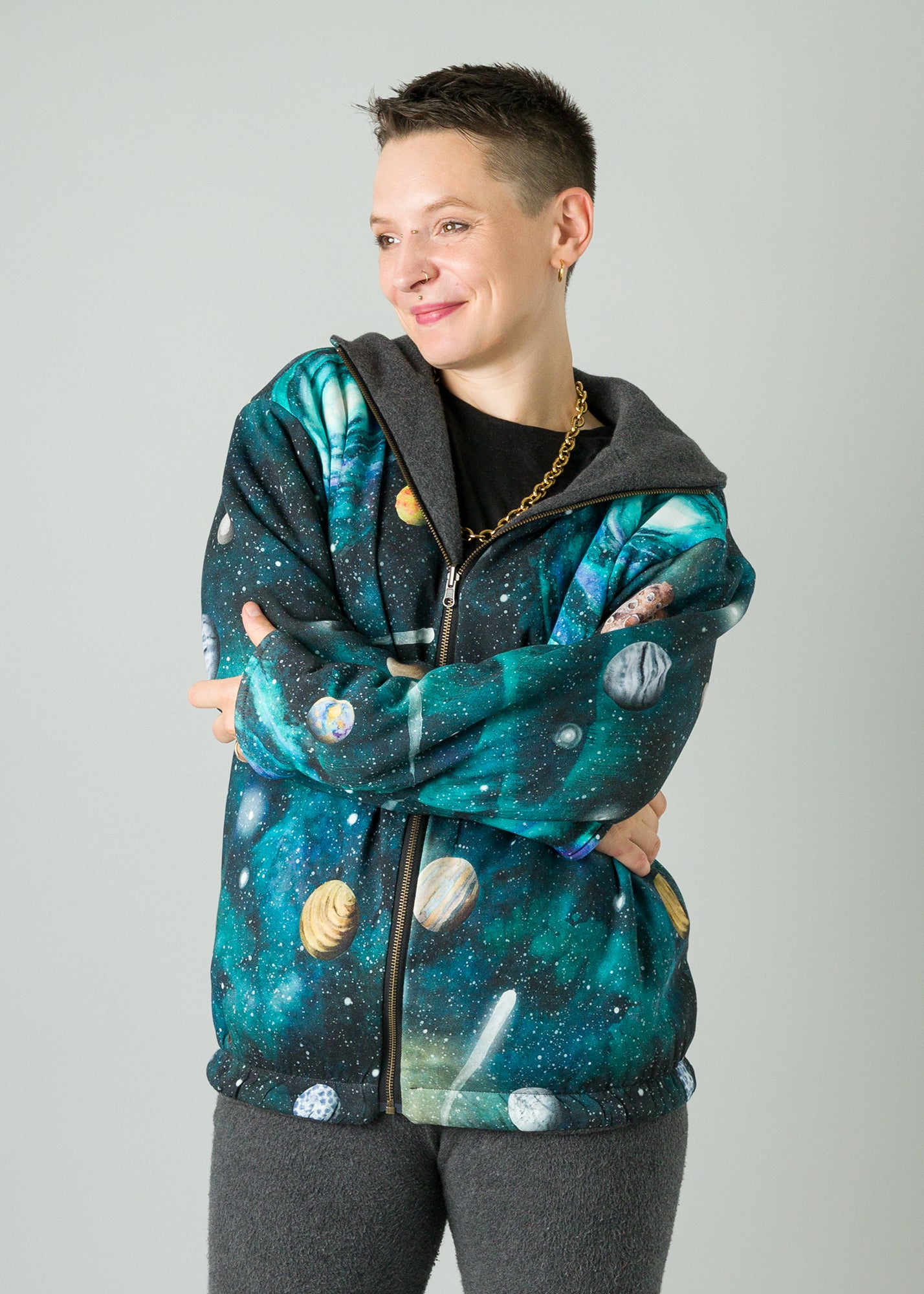 Melly trägt auf dem Foto 'Karl' gefüttert Größe S, Fleece dunkelgrau/Muster elastisch 'Planeten'