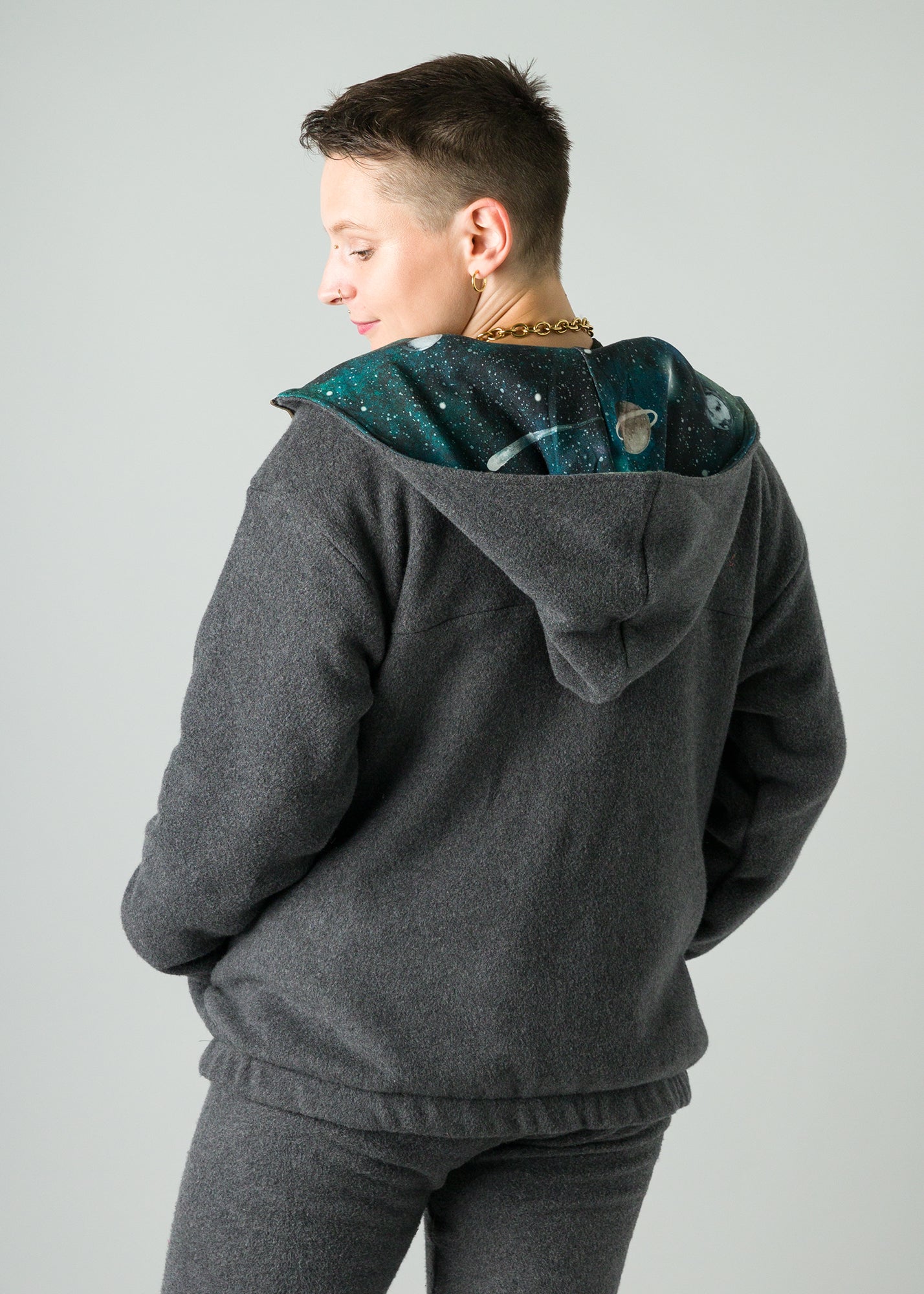 Melly trägt auf dem Foto 'Karl' gefüttert Größe S, Fleece dunkelgrau/Muster elastisch 'Planeten'