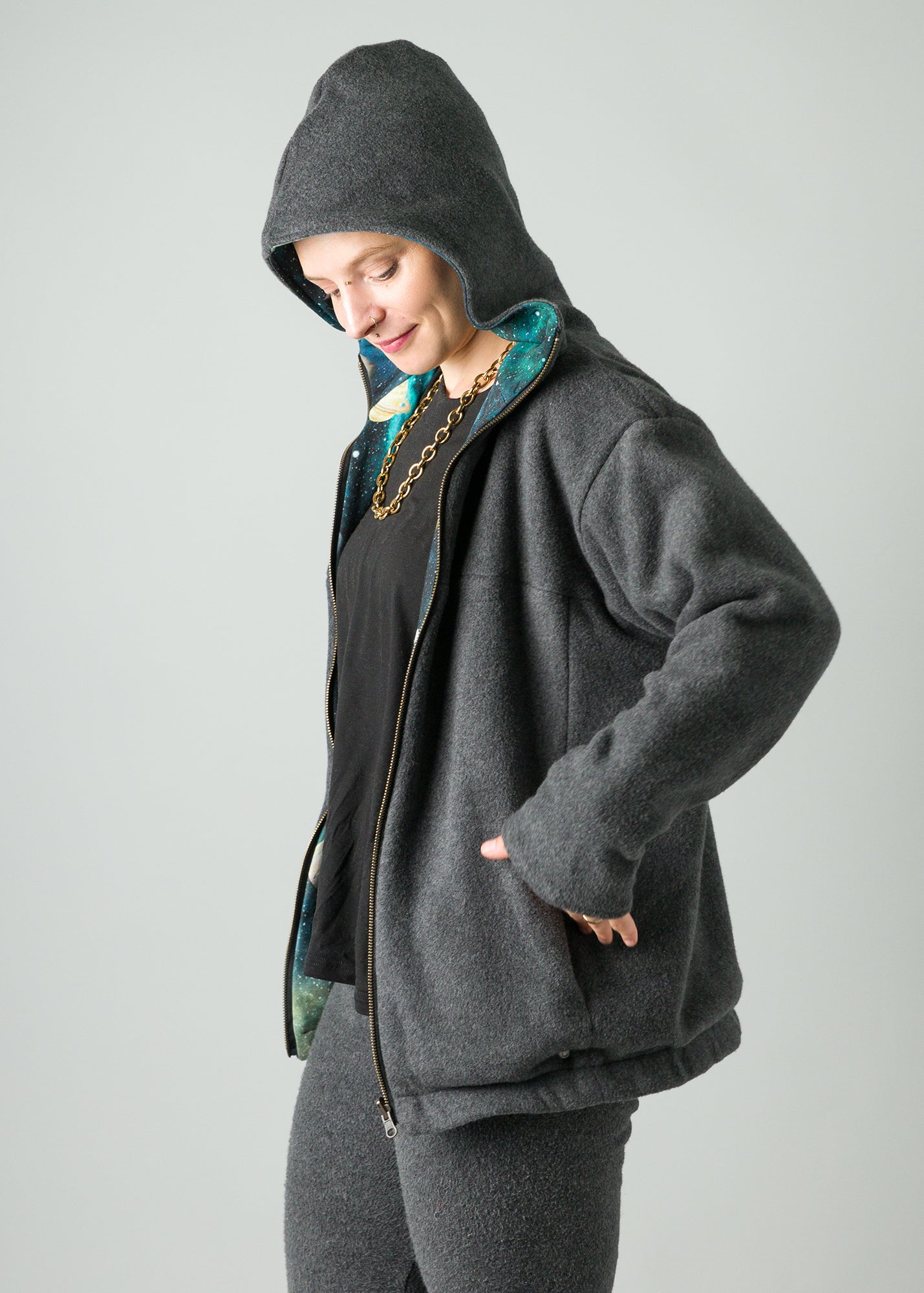 Melly trägt auf dem Foto 'Karl' gefüttert Größe S, Fleece dunkelgrau/Muster elastisch 'Planeten'