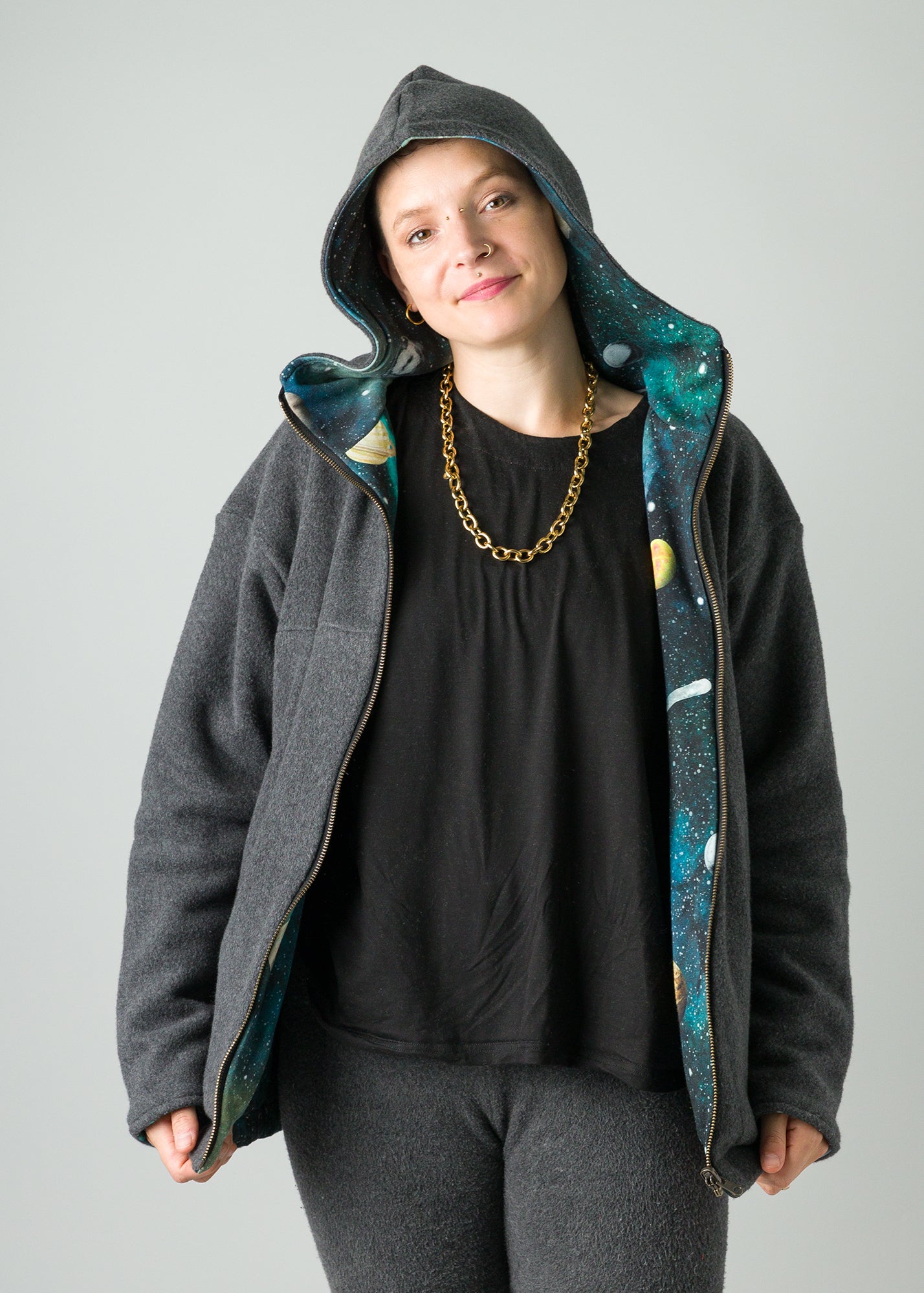 Melly trägt auf dem Foto 'Karl' gefüttert Größe S, Fleece dunkelgrau/Muster elastisch 'Planeten'