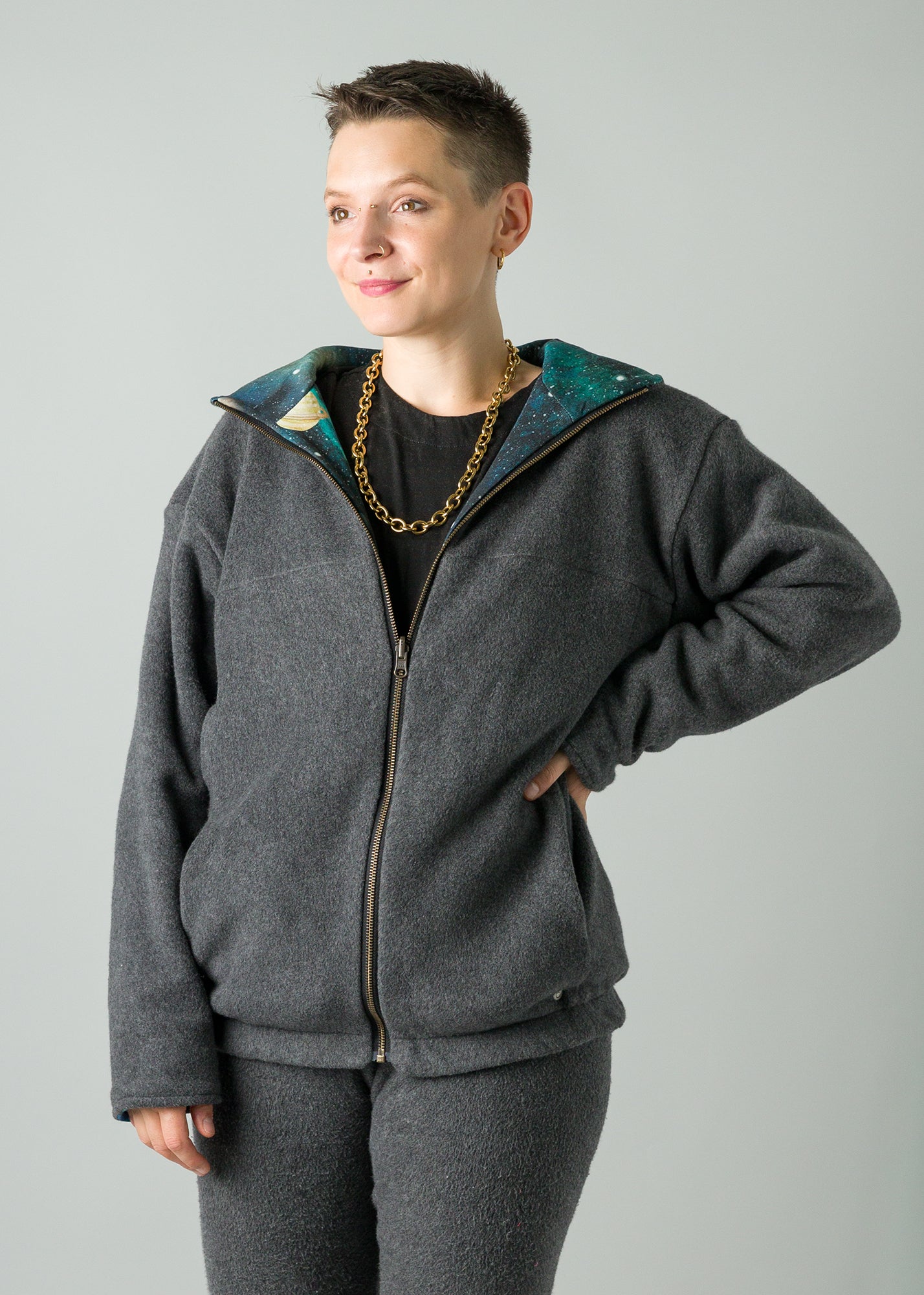 Melly trägt auf dem Foto 'Karl' gefüttert Größe S, Fleece dunkelgrau/Muster elastisch 'Planeten'