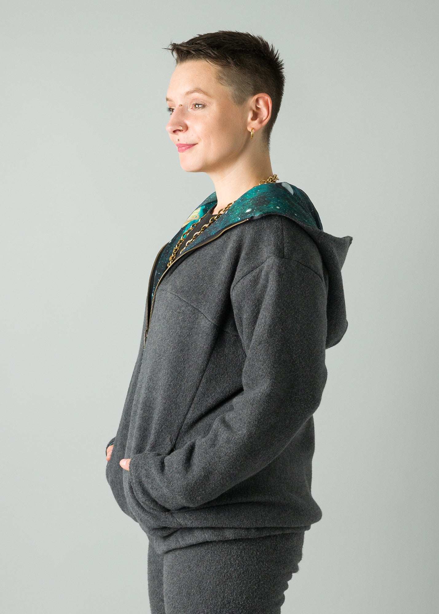 Melly trägt auf dem Foto 'Karl' gefüttert Größe S, Fleece dunkelgrau/Muster elastisch 'Planeten'