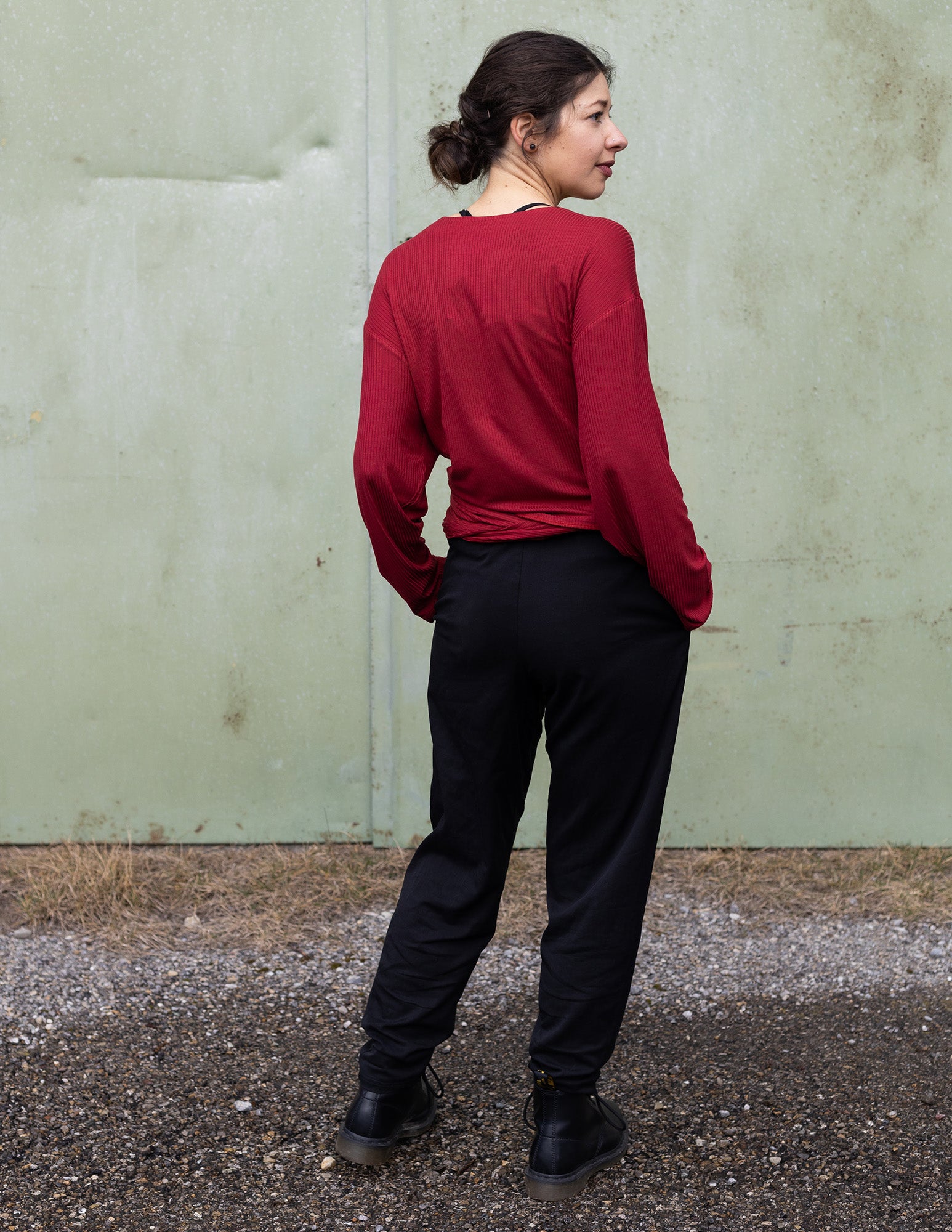 Mel trägt auf dem Foto 'Winja' Größe 1, Rippjersey rot und 'Karo' Größe XS, Tenceltwill schwarz