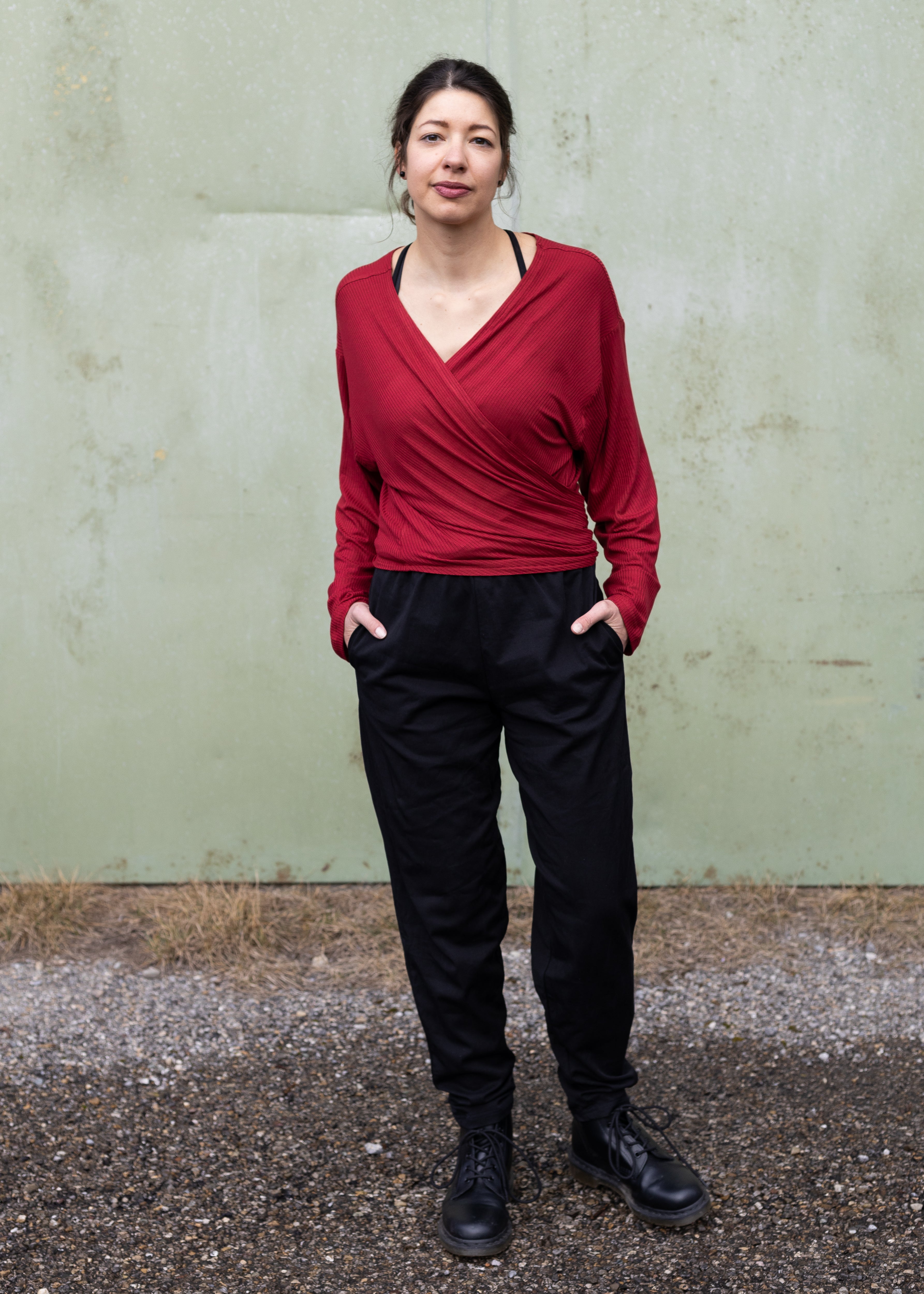 Mel trägt auf dem Foto 'Winja' Größe 1, Rippjersey rot und 'Karo' Größe XS, Tenceltwill schwarz