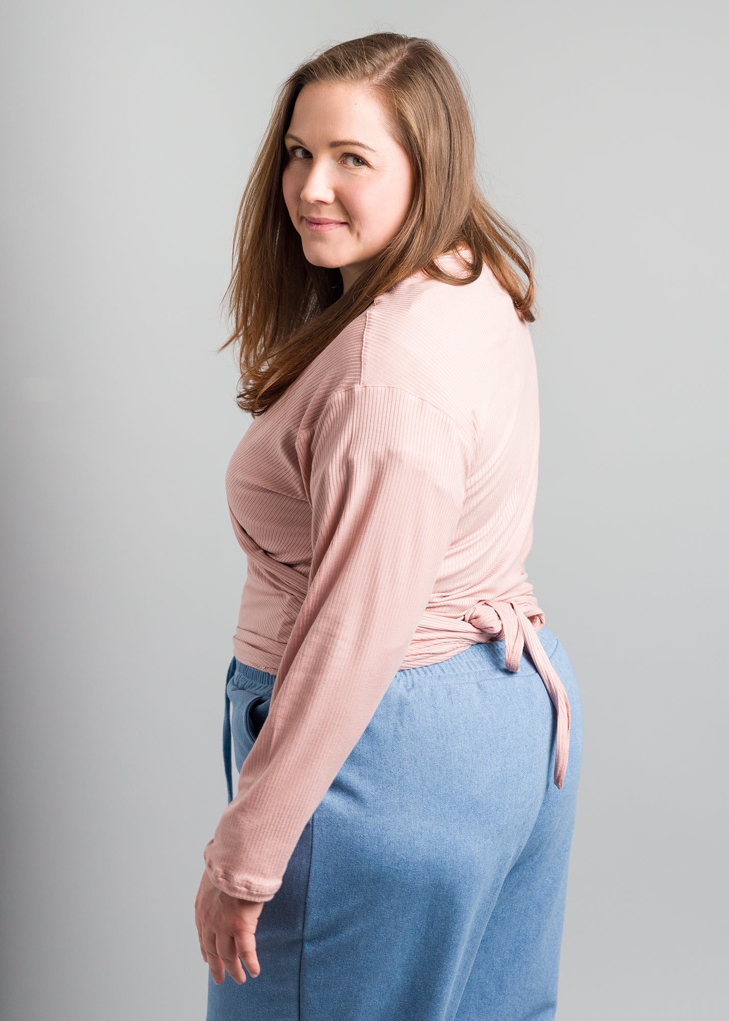 Dunja trägt auf dem Foto 'Winja' Größe 1, Rippjersey 'altrosa'