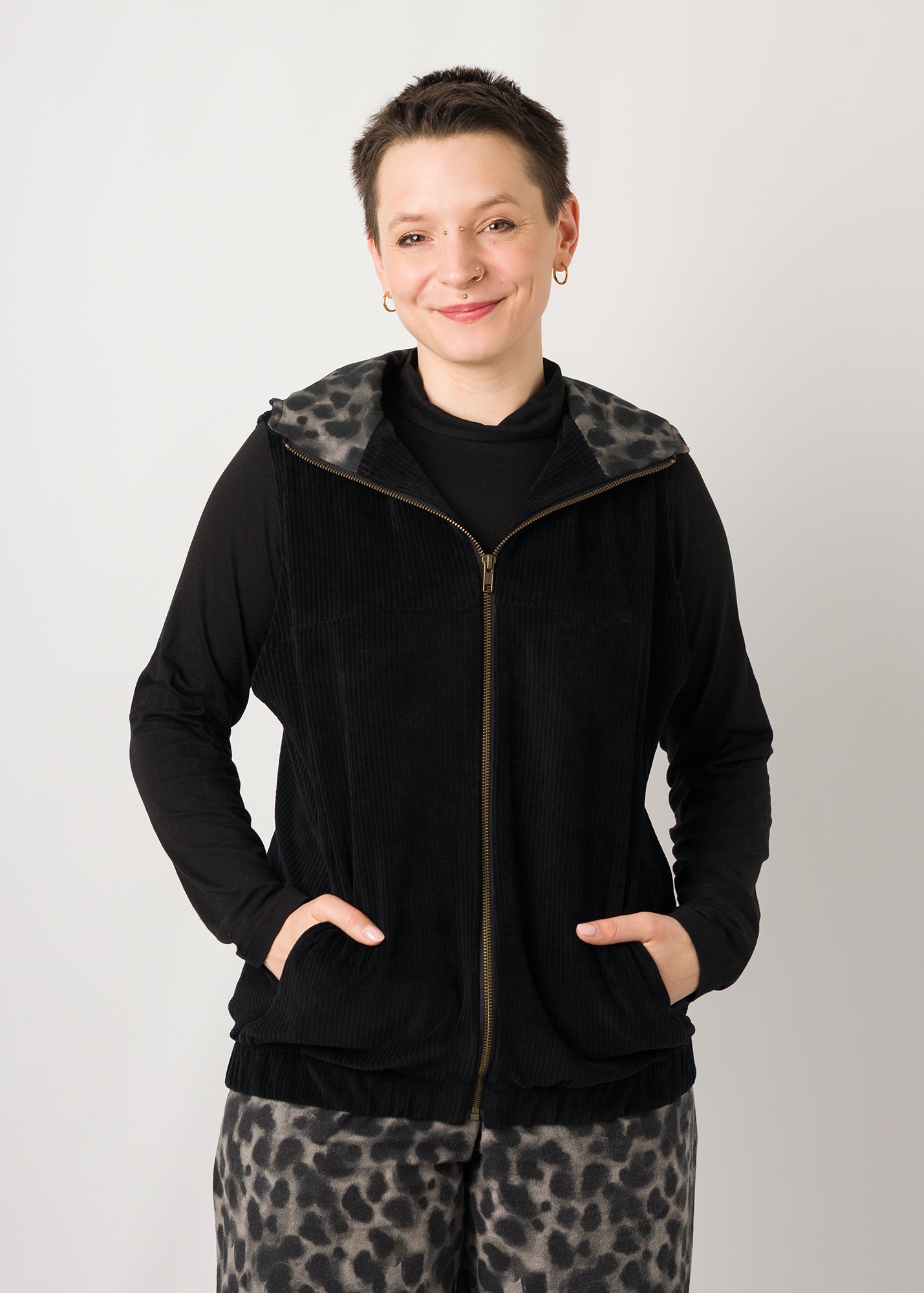 Melly trägt auf dem Foto 'Wilhelm' Größe S, Velvet-Cord schwarz, Futter Kapuze 'Dark Leobert'