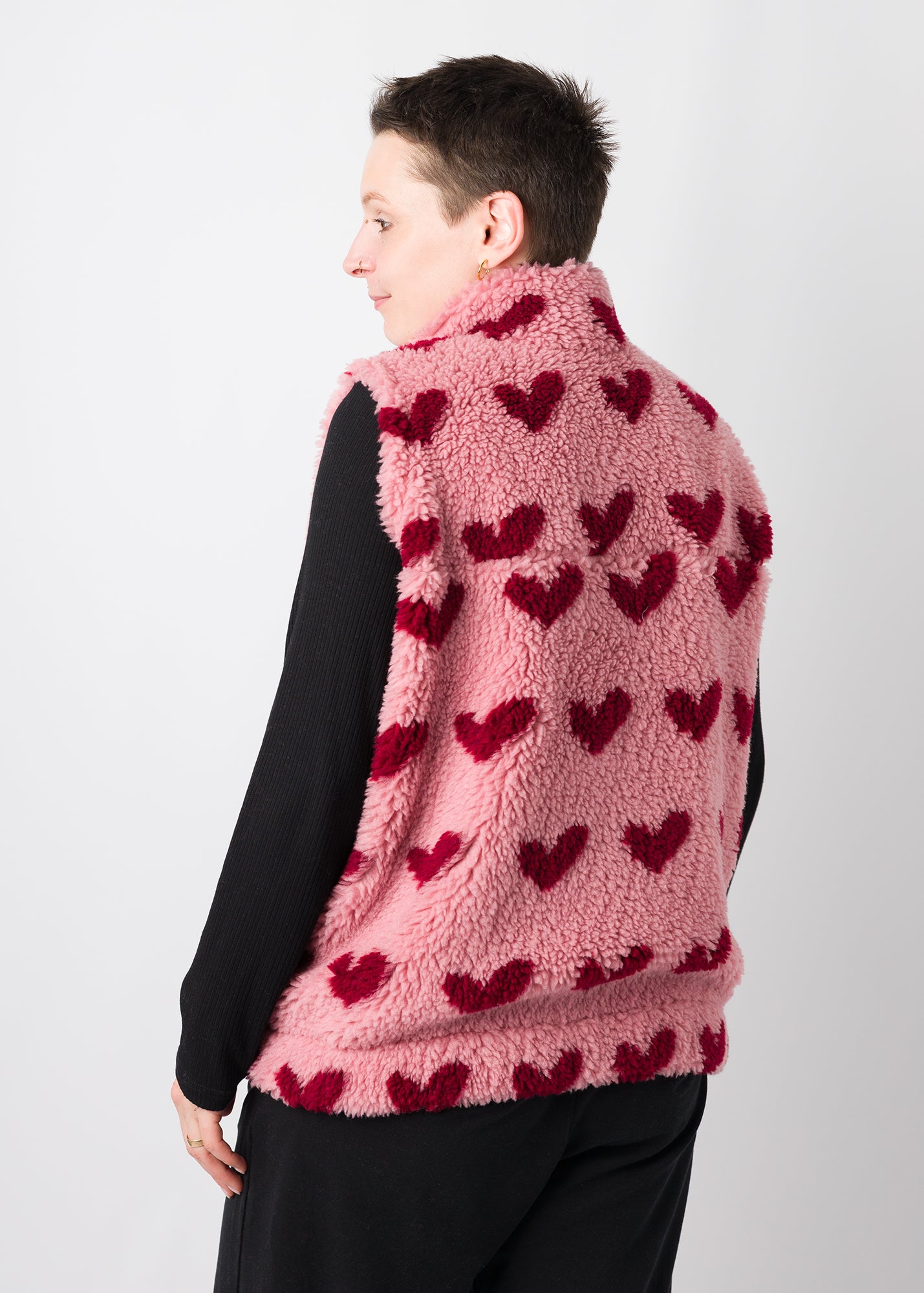 Melly trägt auf dem Foto 'Wilhelm' Größe M, Plüsch 'Herzchen rosa-rot'