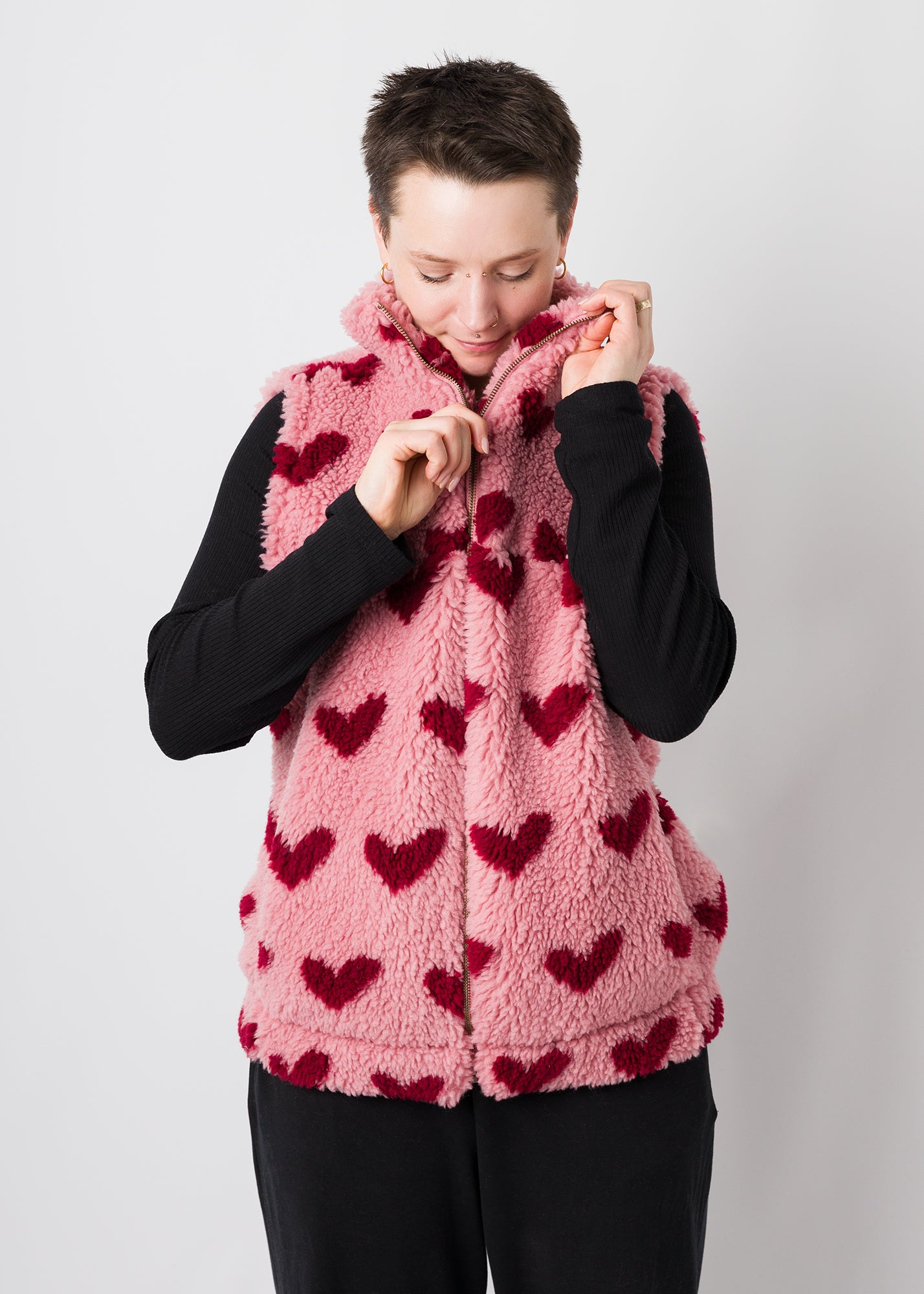 Melly trägt auf dem Foto 'Wilhelm' Größe M, Plüsch 'Herzchen rosa-rot'